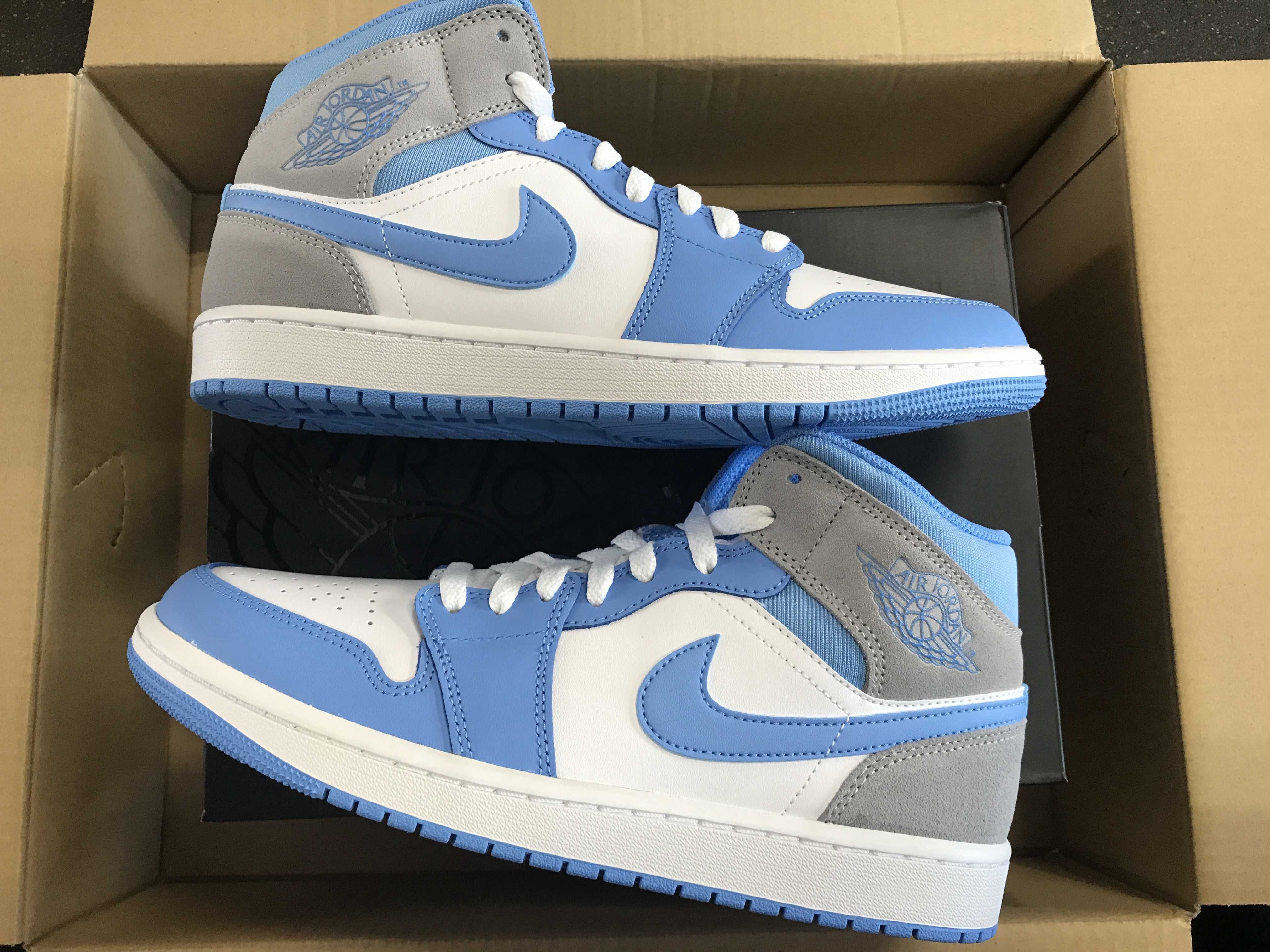 Nike Air Jordan 1 Mid "University Blue"
