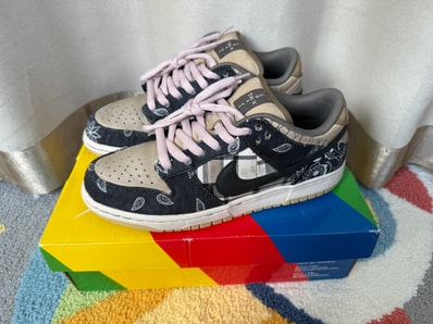 Travis Scott × Nike SB Dunk Low "Black/Parachute Beige"
