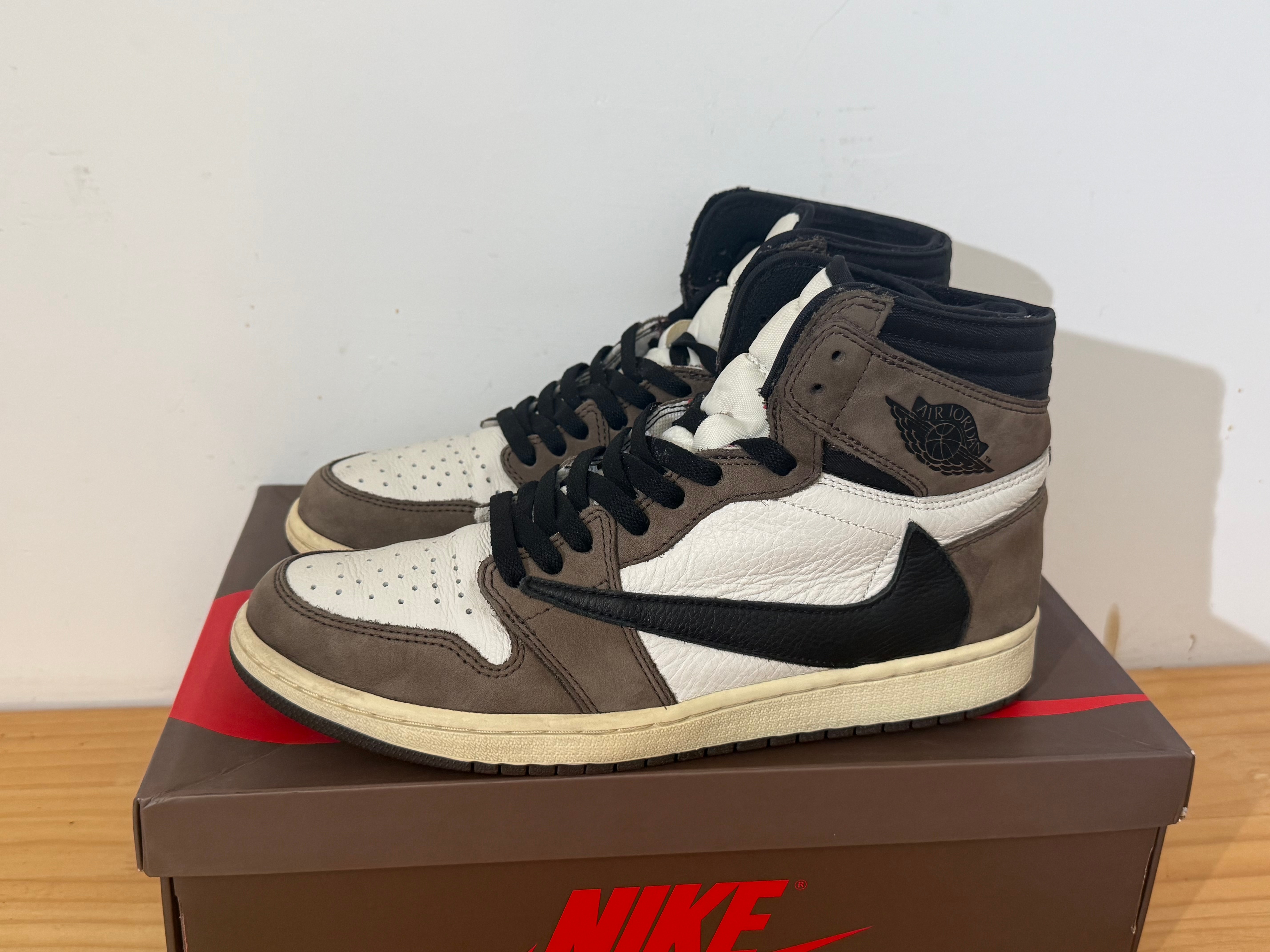トラヴィススコット × ナイキ エアジョーダン1 レトロ ハイ OG TS SP "セイル/ダークモカ"