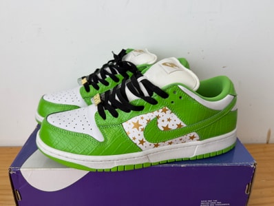 Supreme × Nike SB Dunk Low OG QS Gold Stars "White/Mean Green"