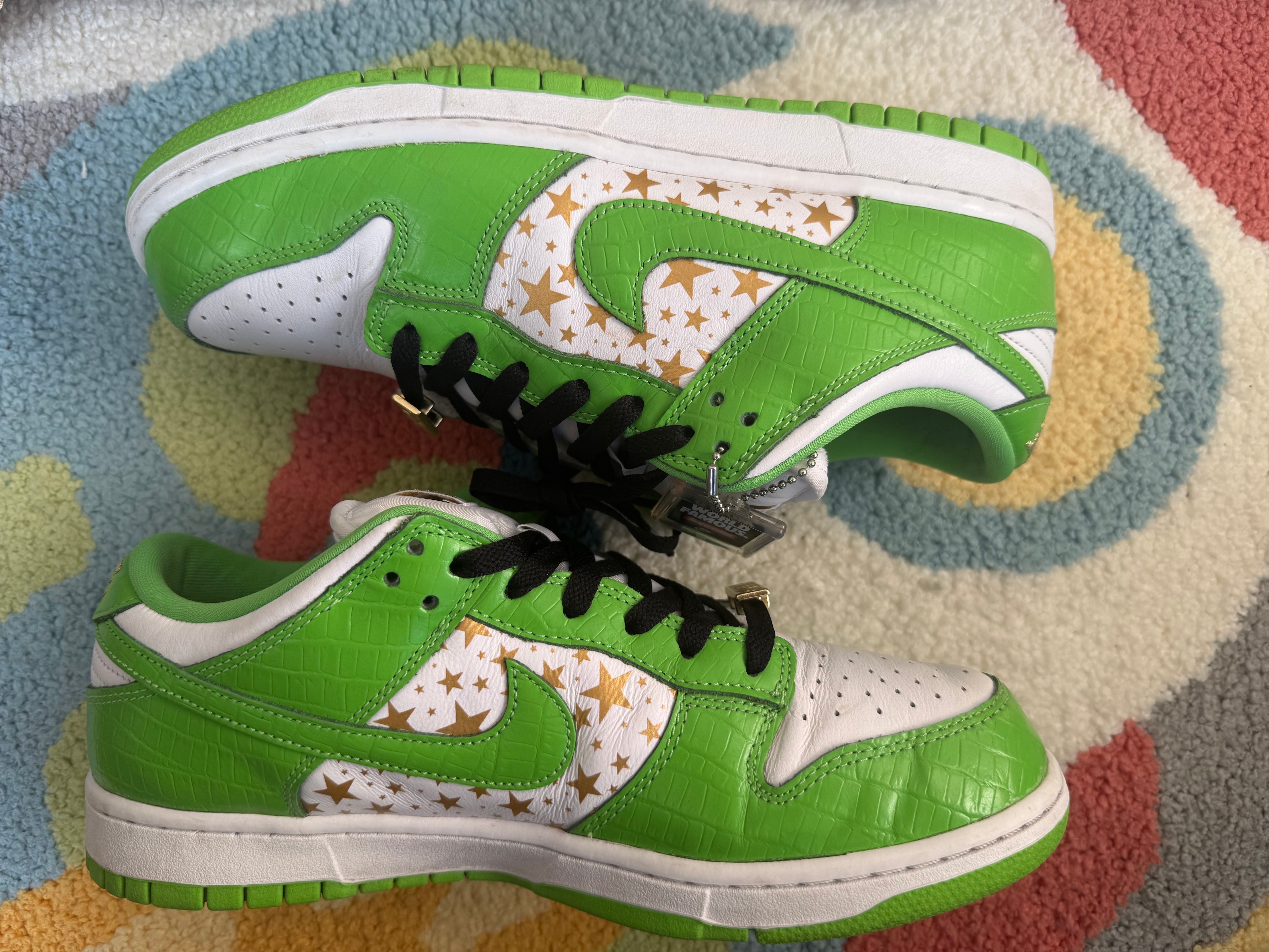 Supreme × Nike SB Dunk Low OG QS Gold Stars "White/Mean Green"