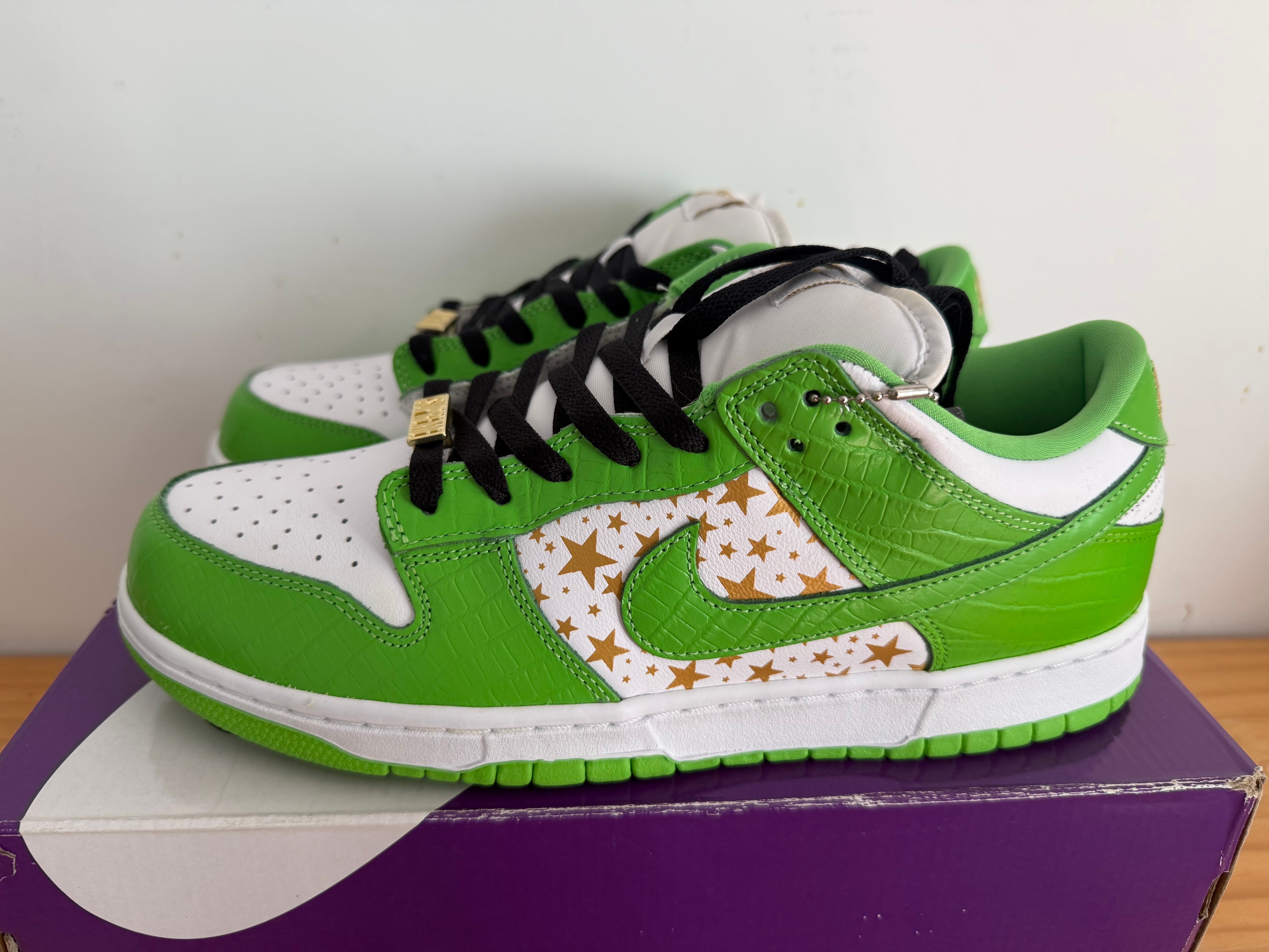 Supreme × Nike SB Dunk Low OG QS Gold Stars "White/Mean Green"