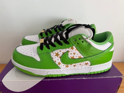 Supreme × Nike SB Dunk Low OG QS Gold Stars "White/Mean Green"