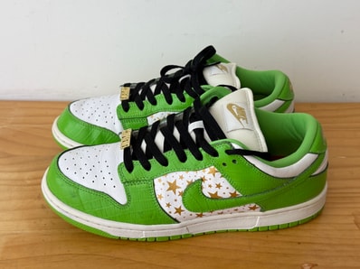 Supreme × Nike SB Dunk Low OG QS Gold Stars "White/Mean Green"