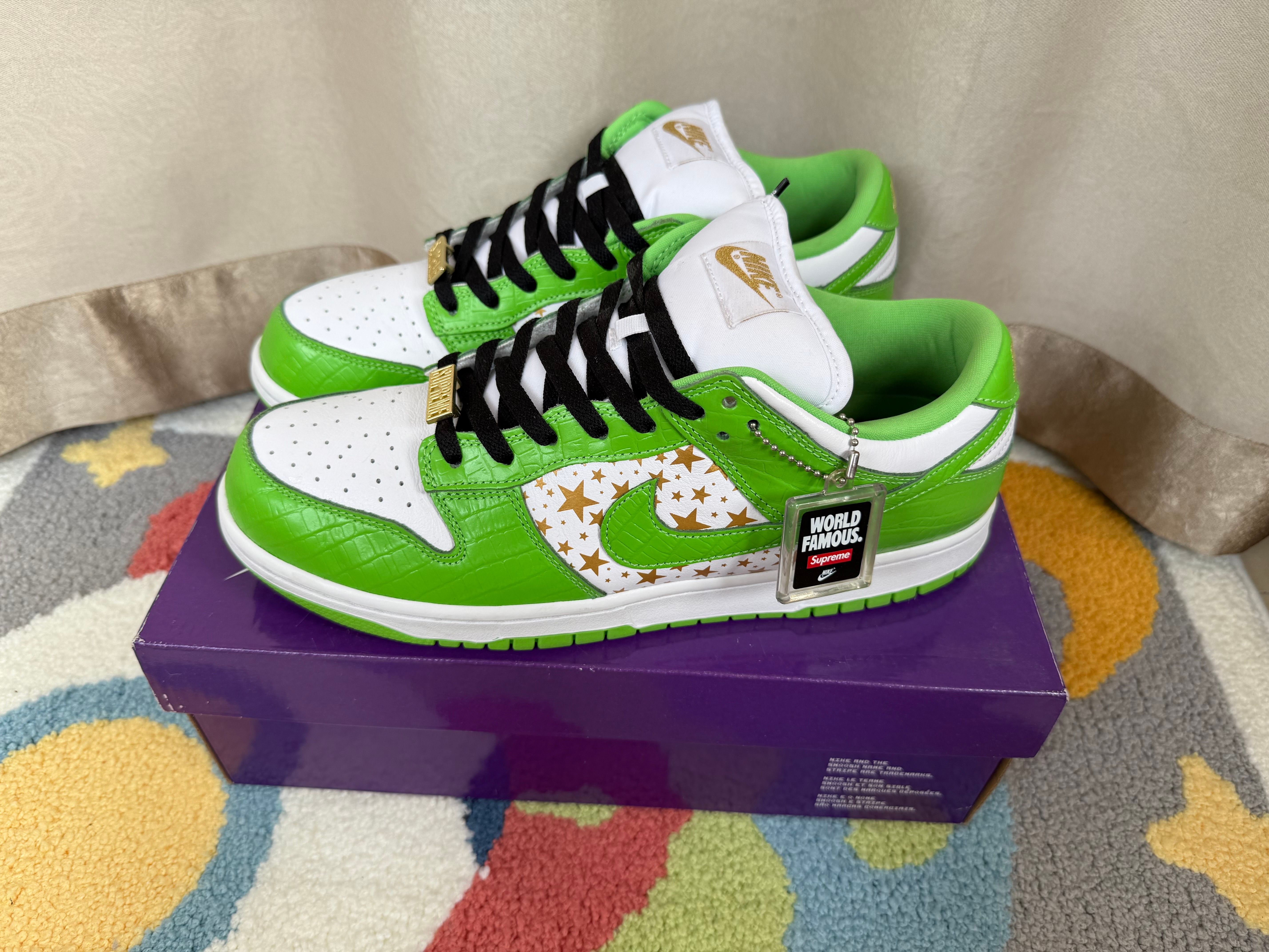 Supreme × Nike SB Dunk Low OG QS Gold Stars "White/Mean Green"