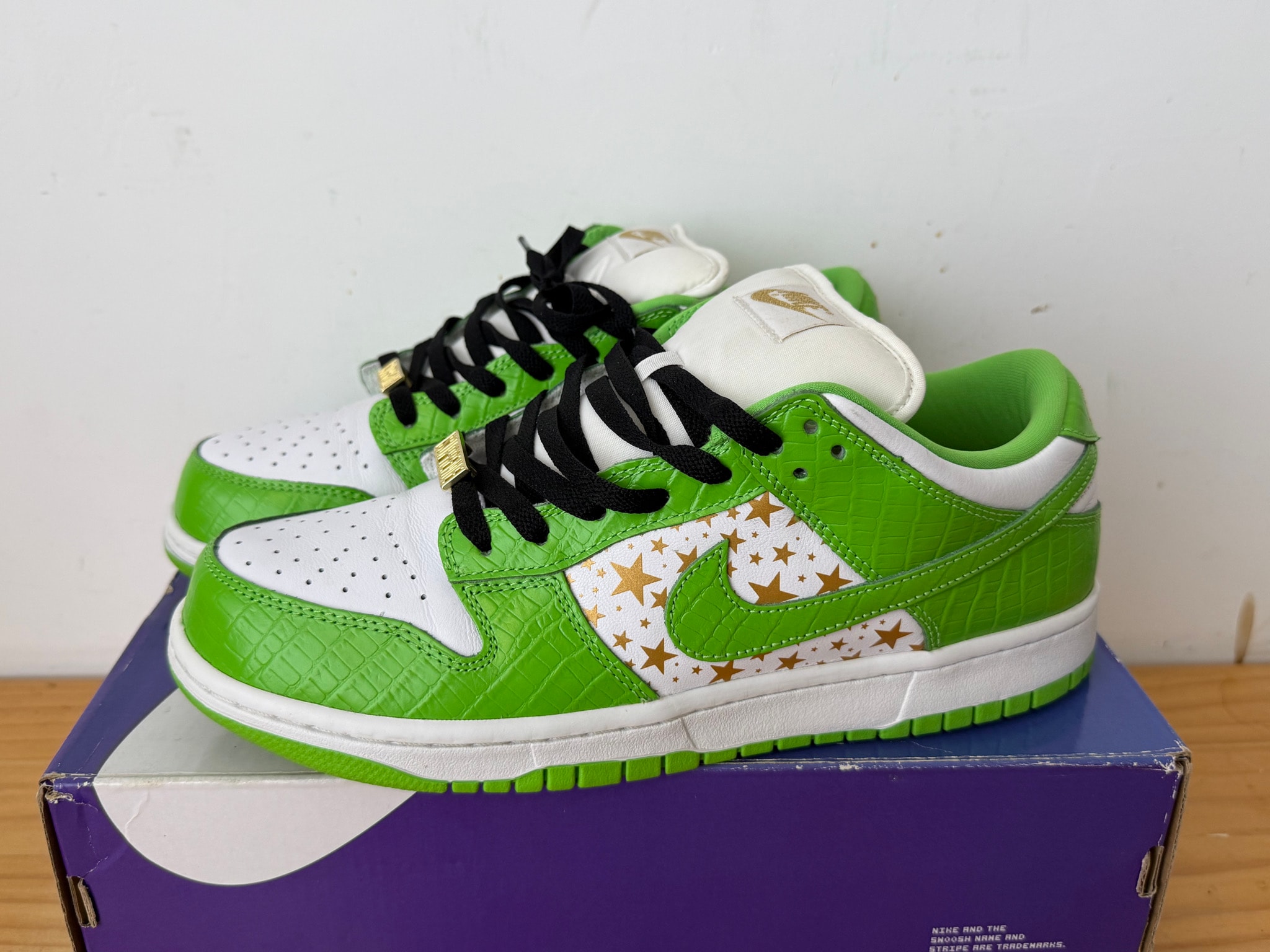 Supreme × Nike SB Dunk Low OG QS Gold Stars "White/Mean Green"