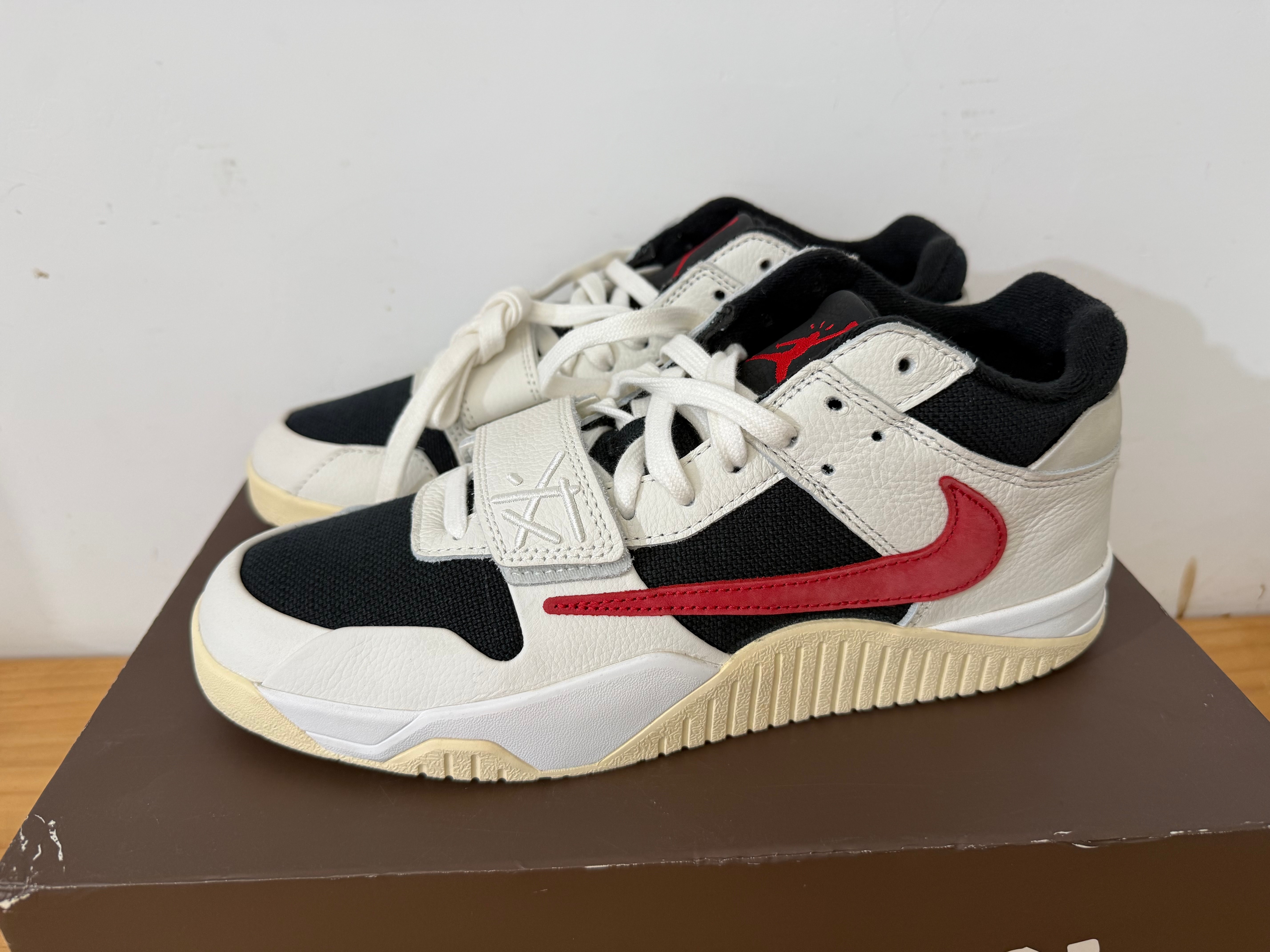 トラヴィススコット × ナイキ ジョーダン ジャンプマンジャック TR "ユニバーシティレッド"