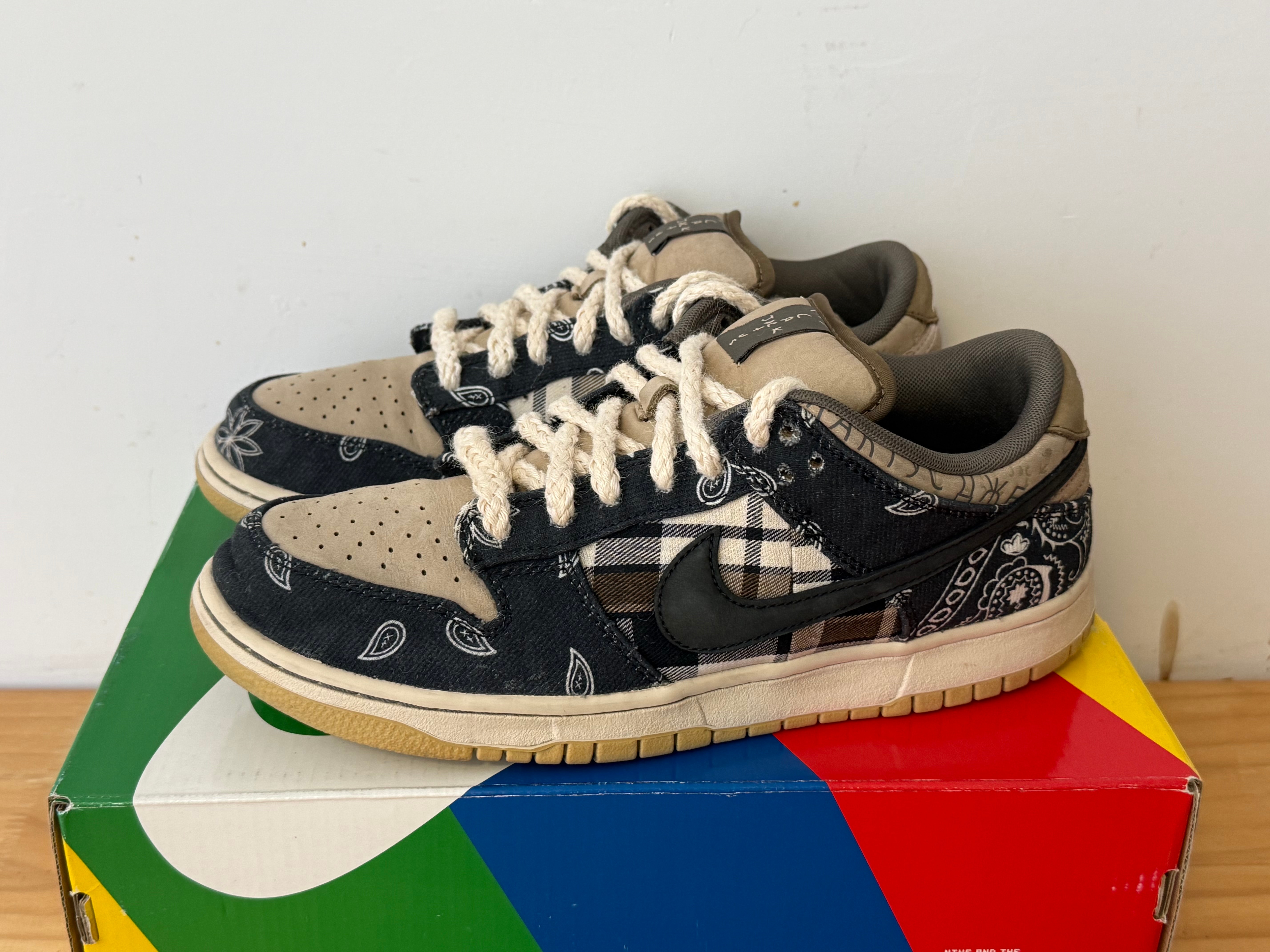 トラヴィススコット × ナイキ SB ダンク ロー "ブラック/パラシュートベージュ"