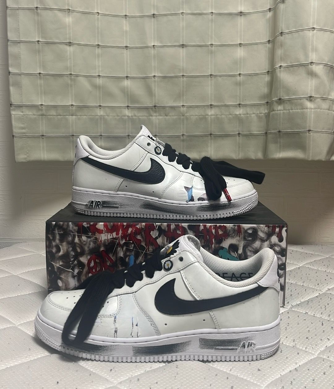 ナイキ　エアーフォース1　10.5　28.5　ブラック　ホワイト Amazon | [ナイキ] AIR FORCE 1 07 エアフォース1 WHITE/WHITE
