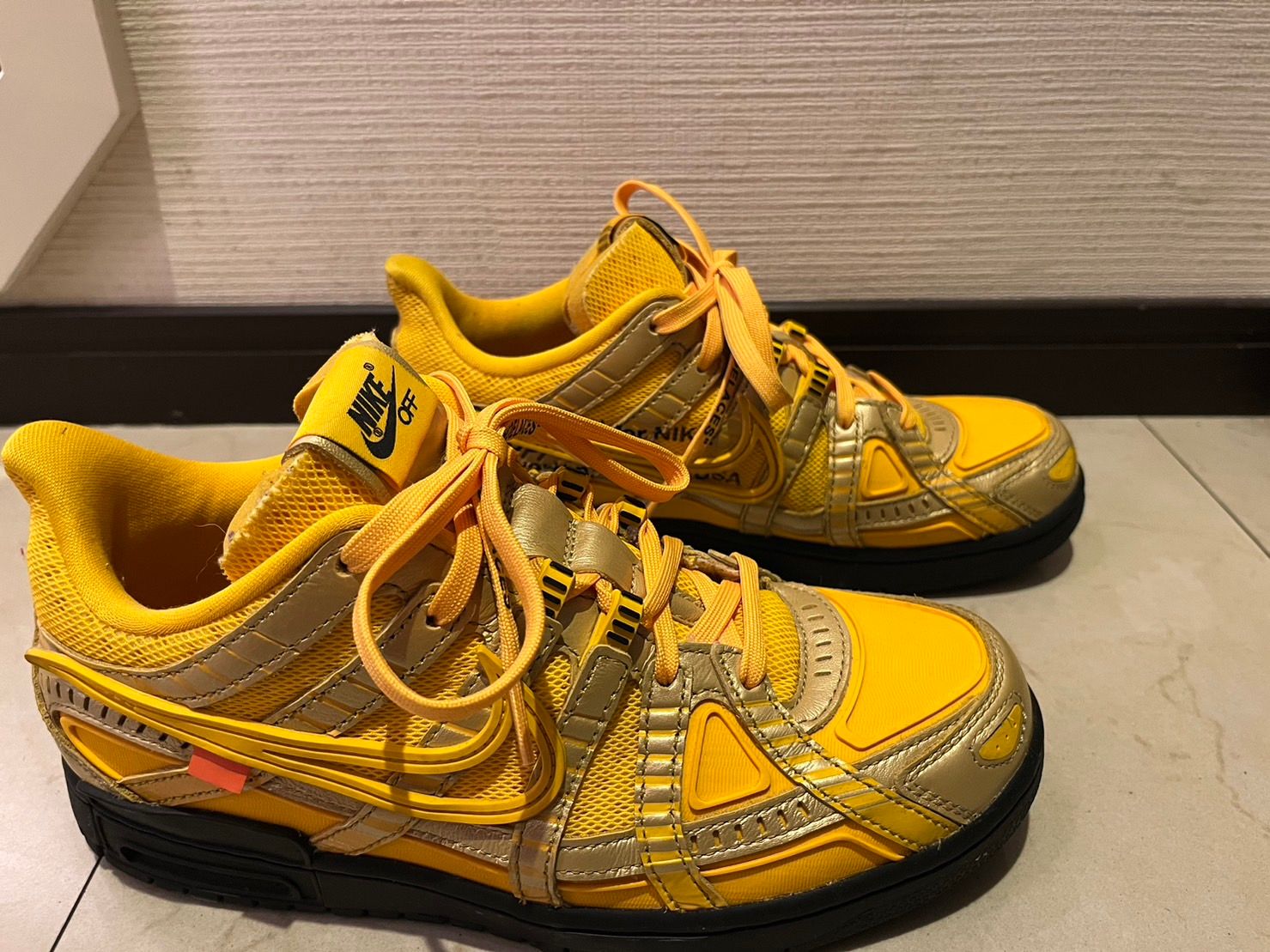 Off-White × Nike Air Rubber Dunk "University Gold"