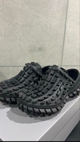 バレンジアガ ディフェンダー クロッグ "ブラック ラバー"