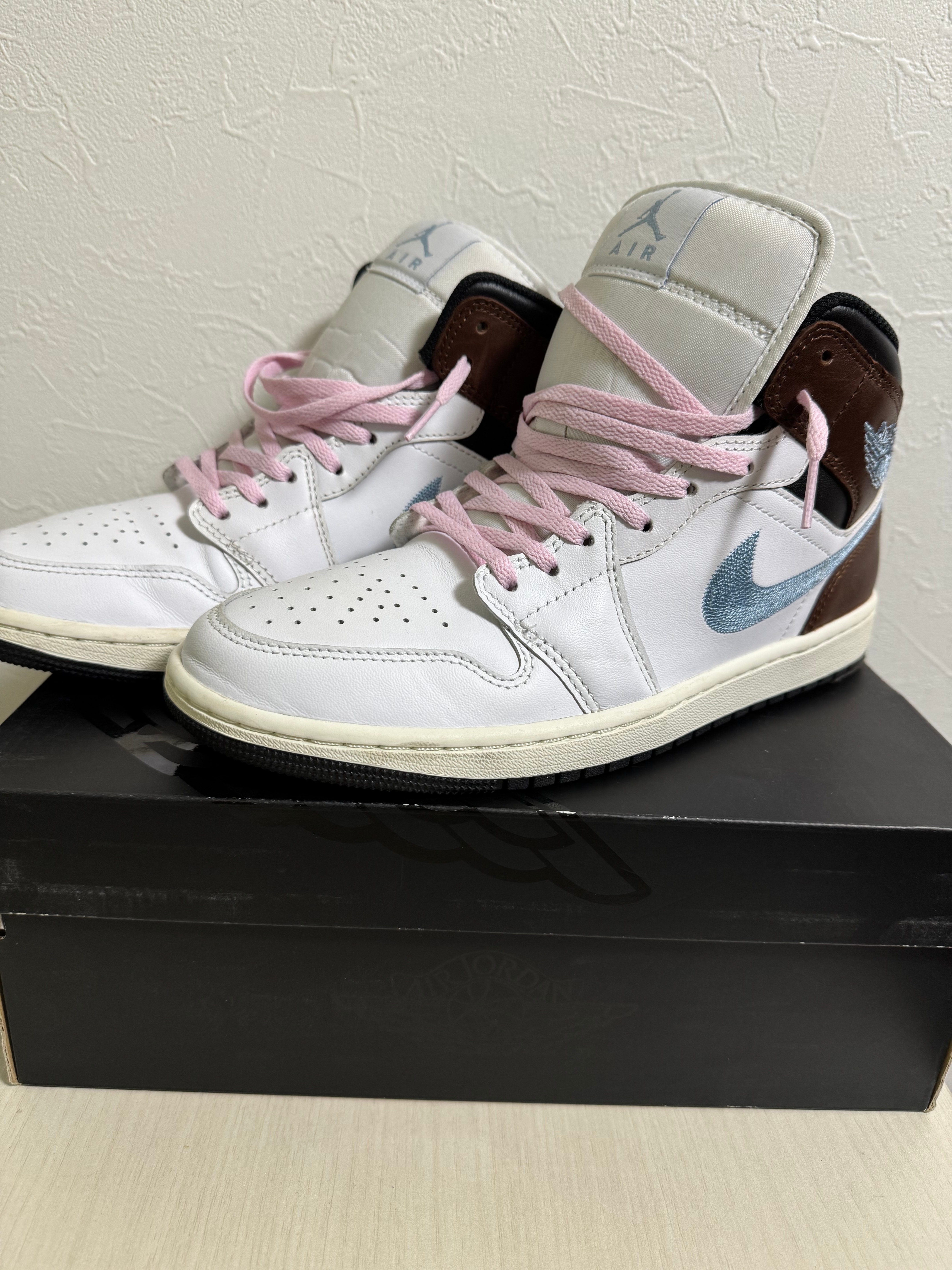 ナイキ エアジョーダン1 ミッド SE "ホワイト/ブラック/セイル/ブルーグレー"