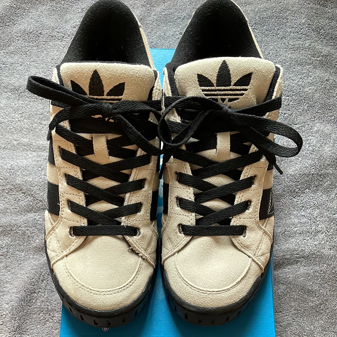 アディダス ロースーツ "ワンダーベージュ/コアブラック"