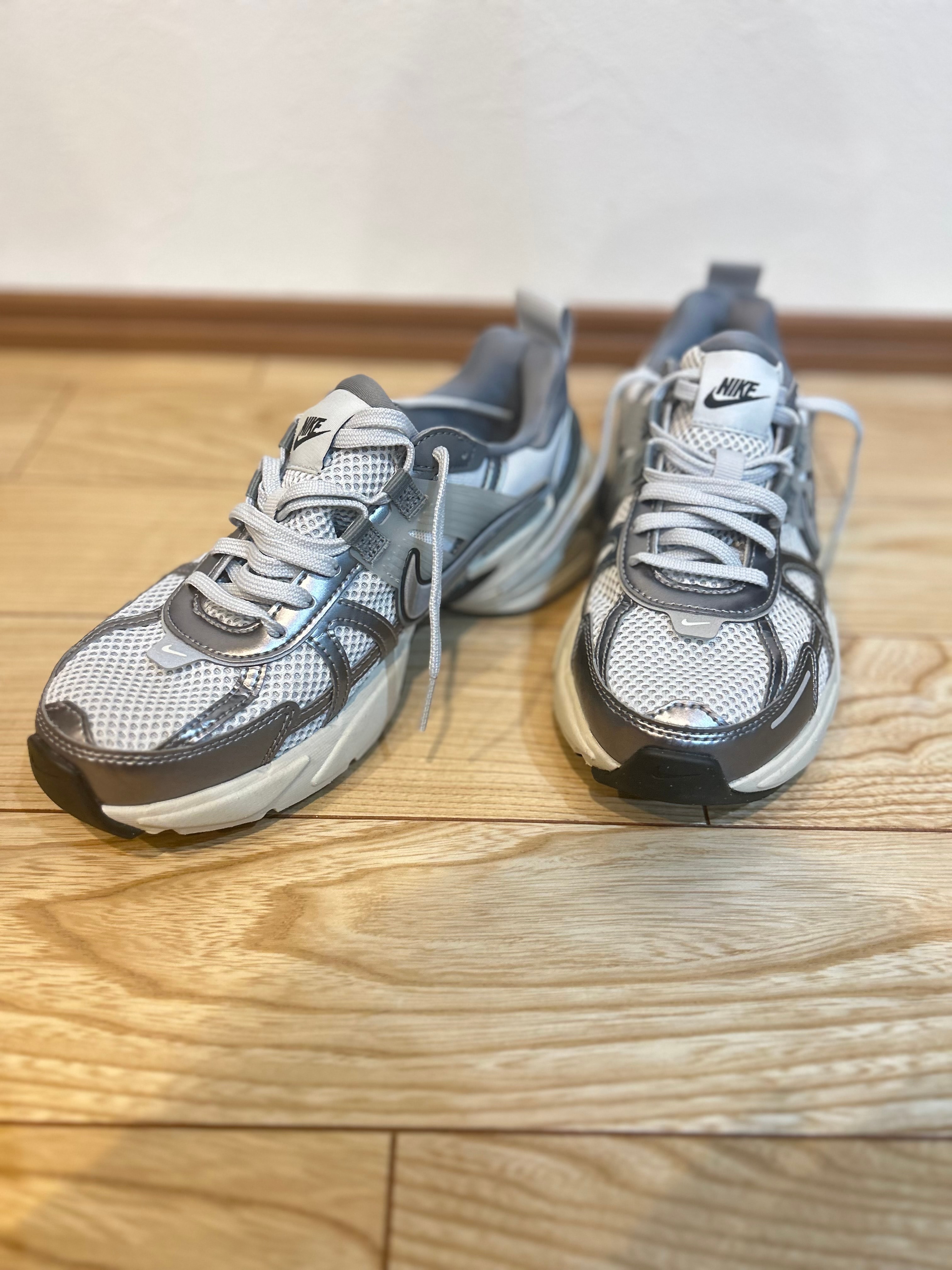 ナイキ ウィメンズ V2K ラン "ピュアプラチナム/ウルフグレー/クールグレー/メタリッククールグレー"