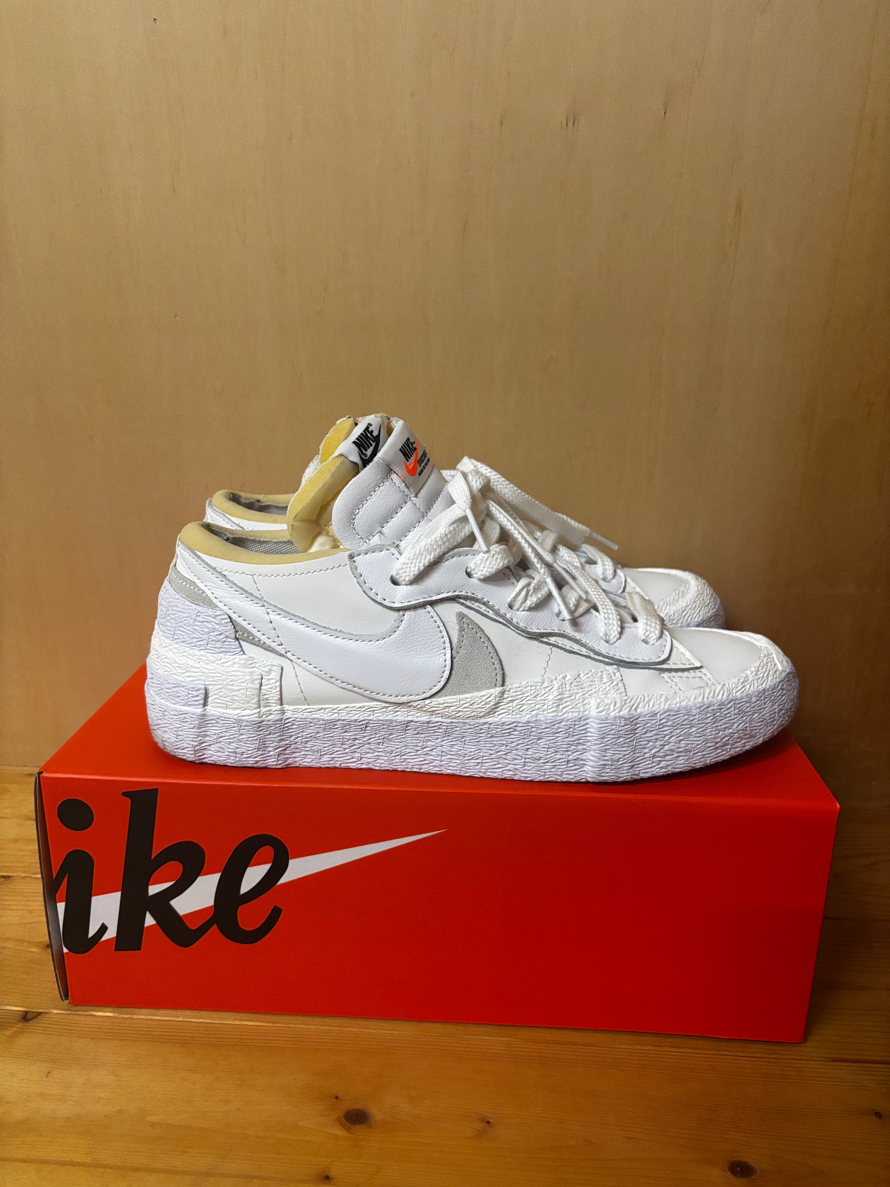 サカイ × ナイキ ブレーザー ロー "ホワイト パテント レザー"