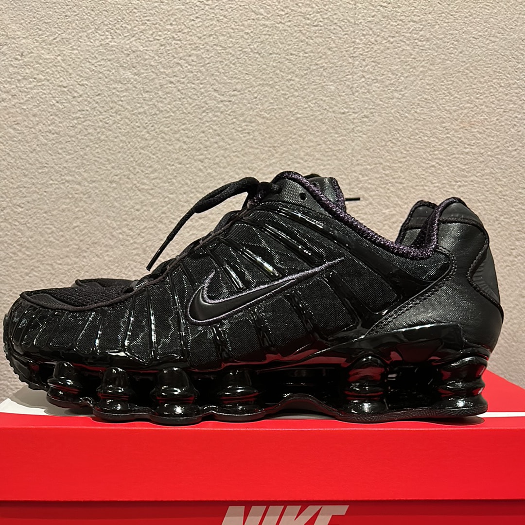 ナイキ ウィメンズ ショックス TL "ブラック アンド マックスオレンジ"