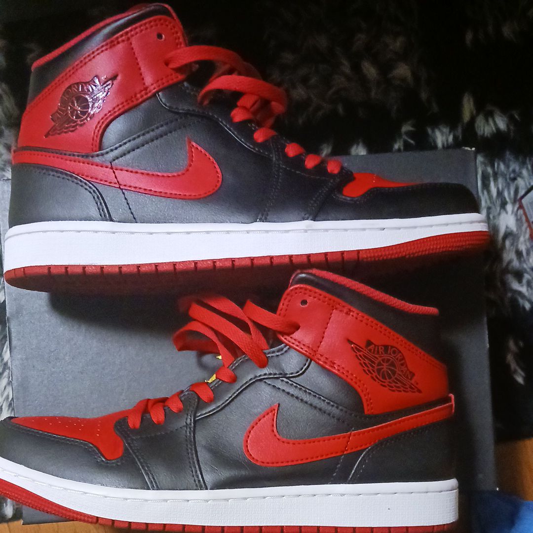 Nike Air Jordan 1 Mid "Bred Toe"