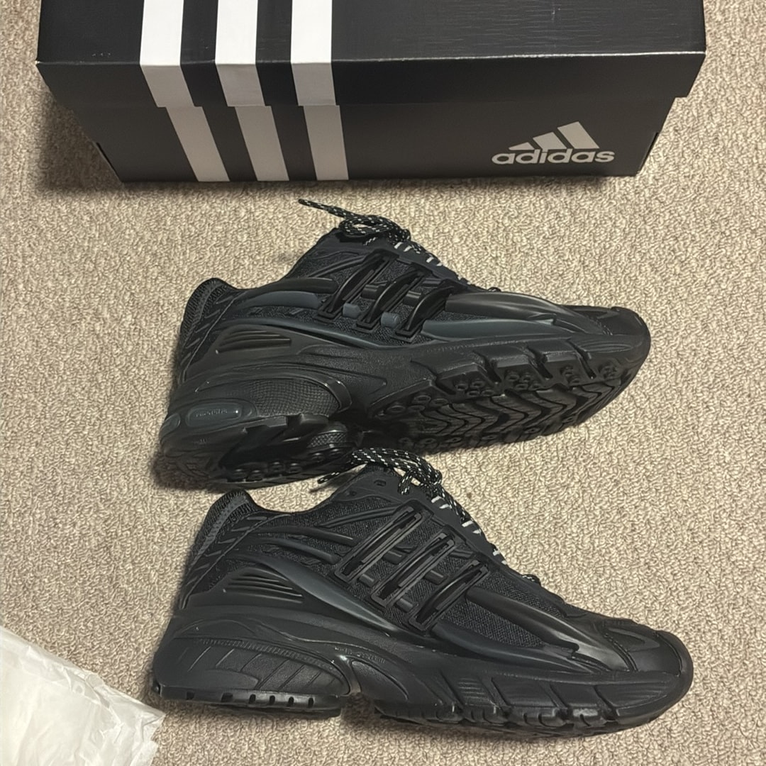 Pharrell Williams × adidas Jellyfish "Carbon/Core Black"
