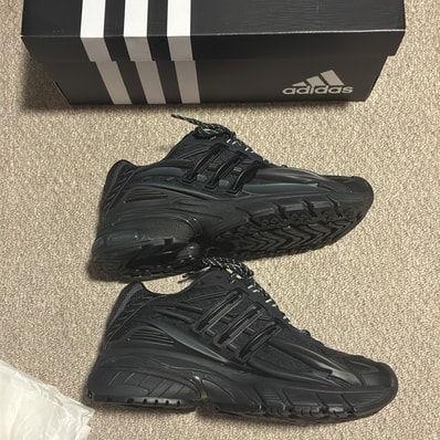 Pharrell Williams × adidas Jellyfish "Carbon/Core Black"