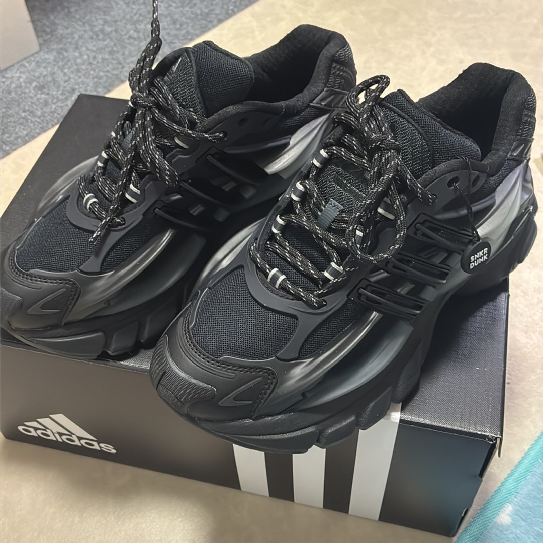 Pharrell Williams × adidas Jellyfish "Carbon/Core Black"
