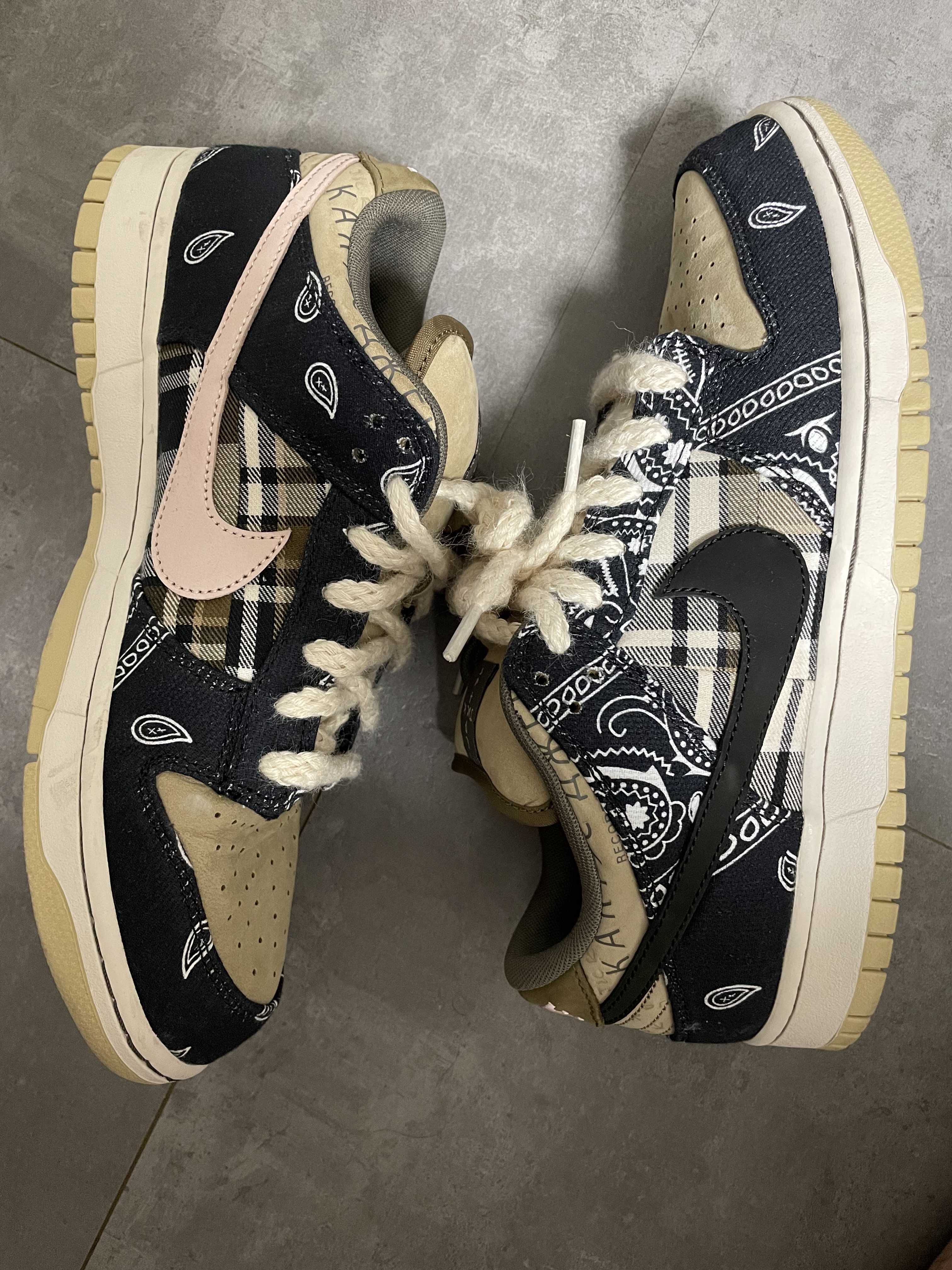 Travis Scott × Nike SB Dunk Low "Black/Parachute Beige"