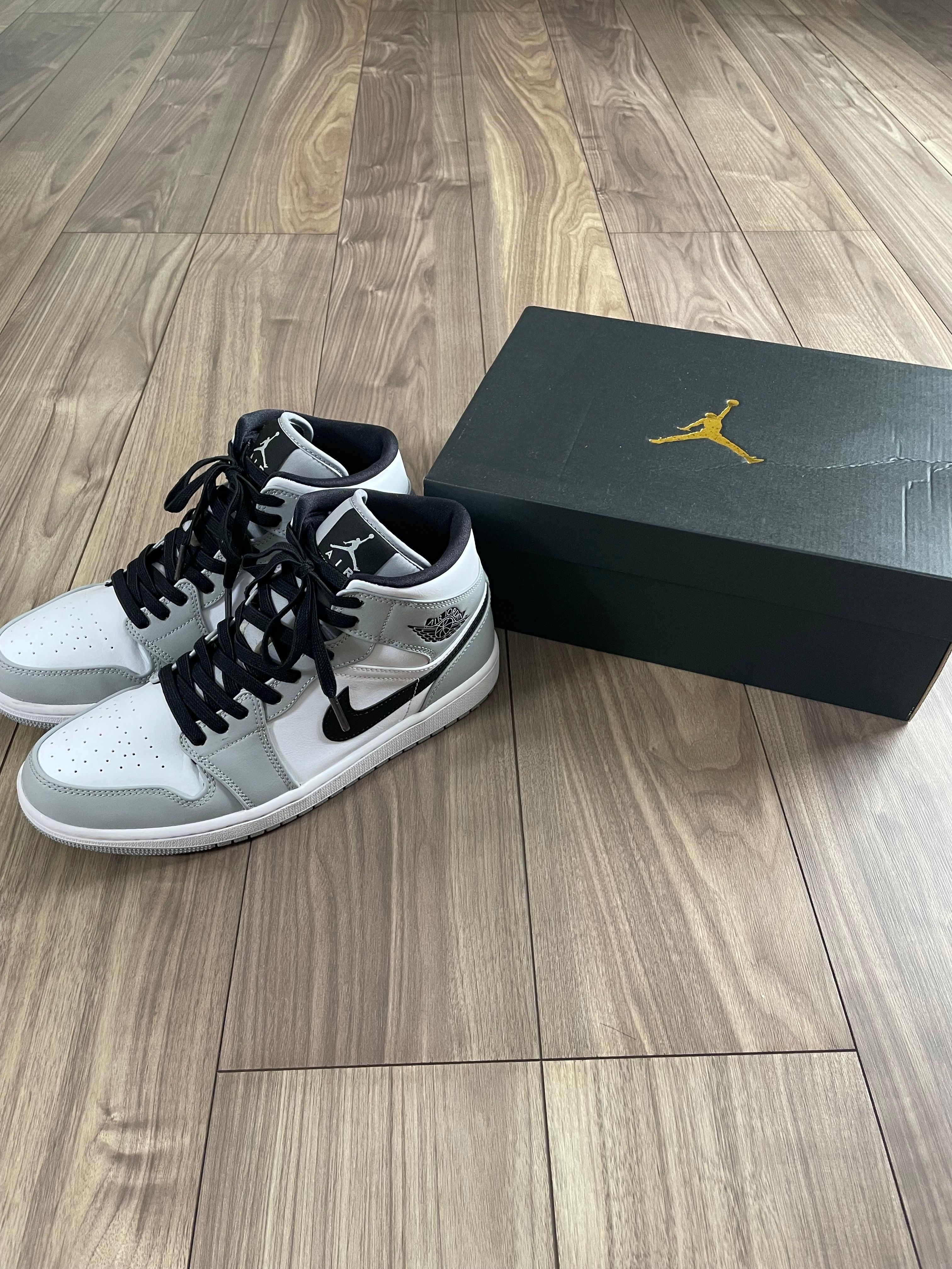 Nike Air Jordan 1 Mid "Light Smoke Grey/White/Black"