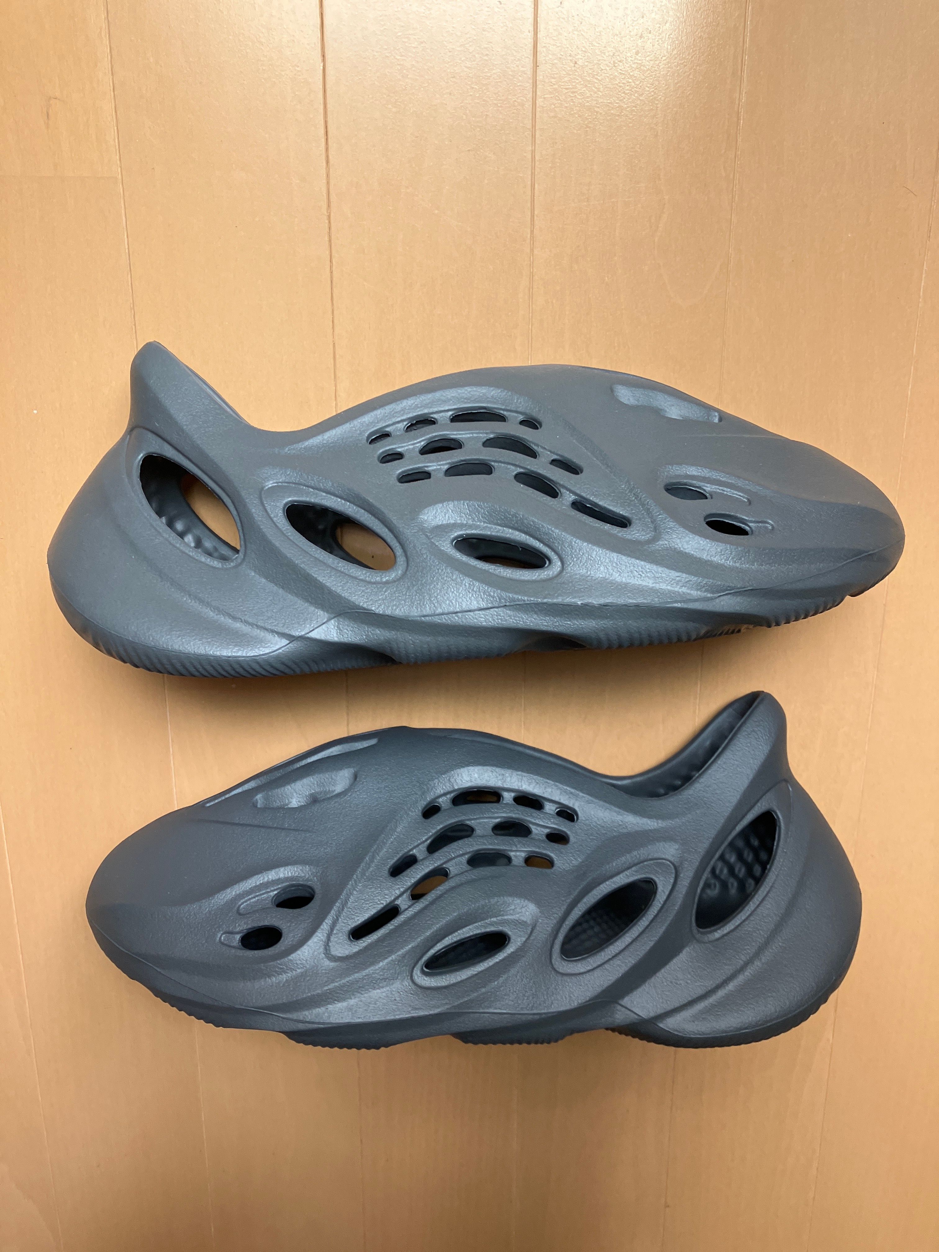 adidas YEEZY Foam Runner "Carbon"