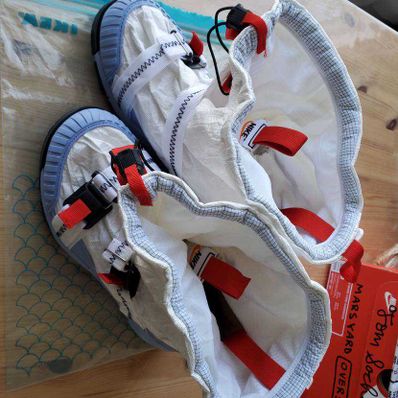 TOM SACHS × NIKE MARSYARD OVERSHOE "WHITE/LIGHT BLUE"