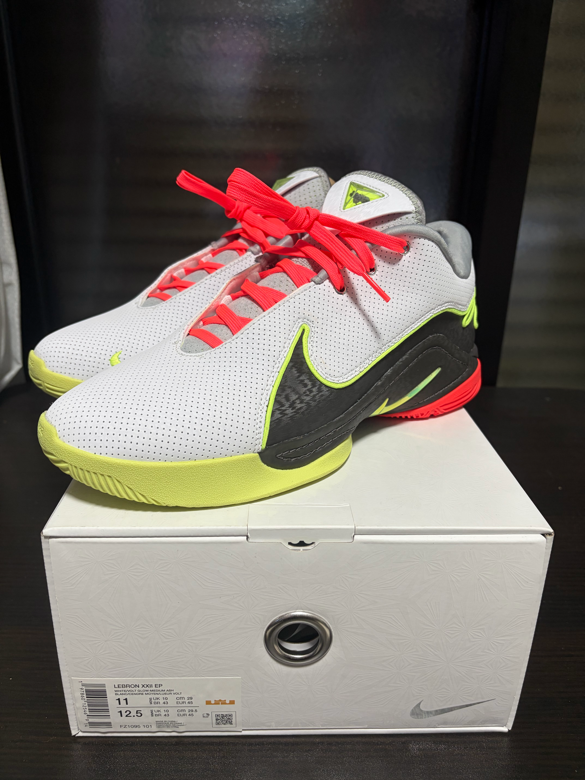 Nike LeBron 22 "Crown Jewel" (FZ1094-101/FZ1095-101)