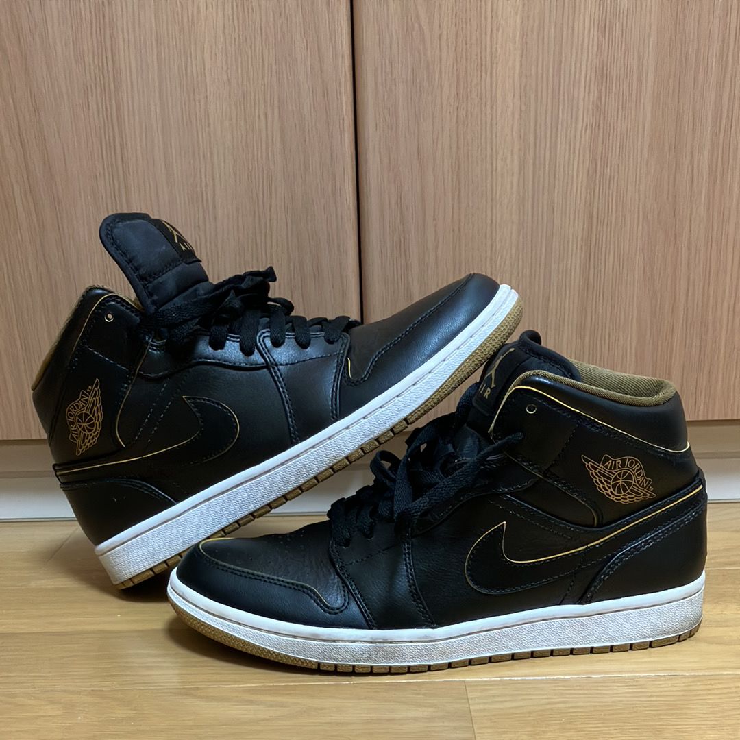 Nike Air Jordan 1 Mid "Black/Metallic Gold"