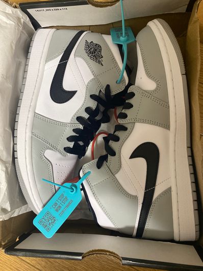Nike Air Jordan 1 Mid "Light Smoke Grey/White/Black"