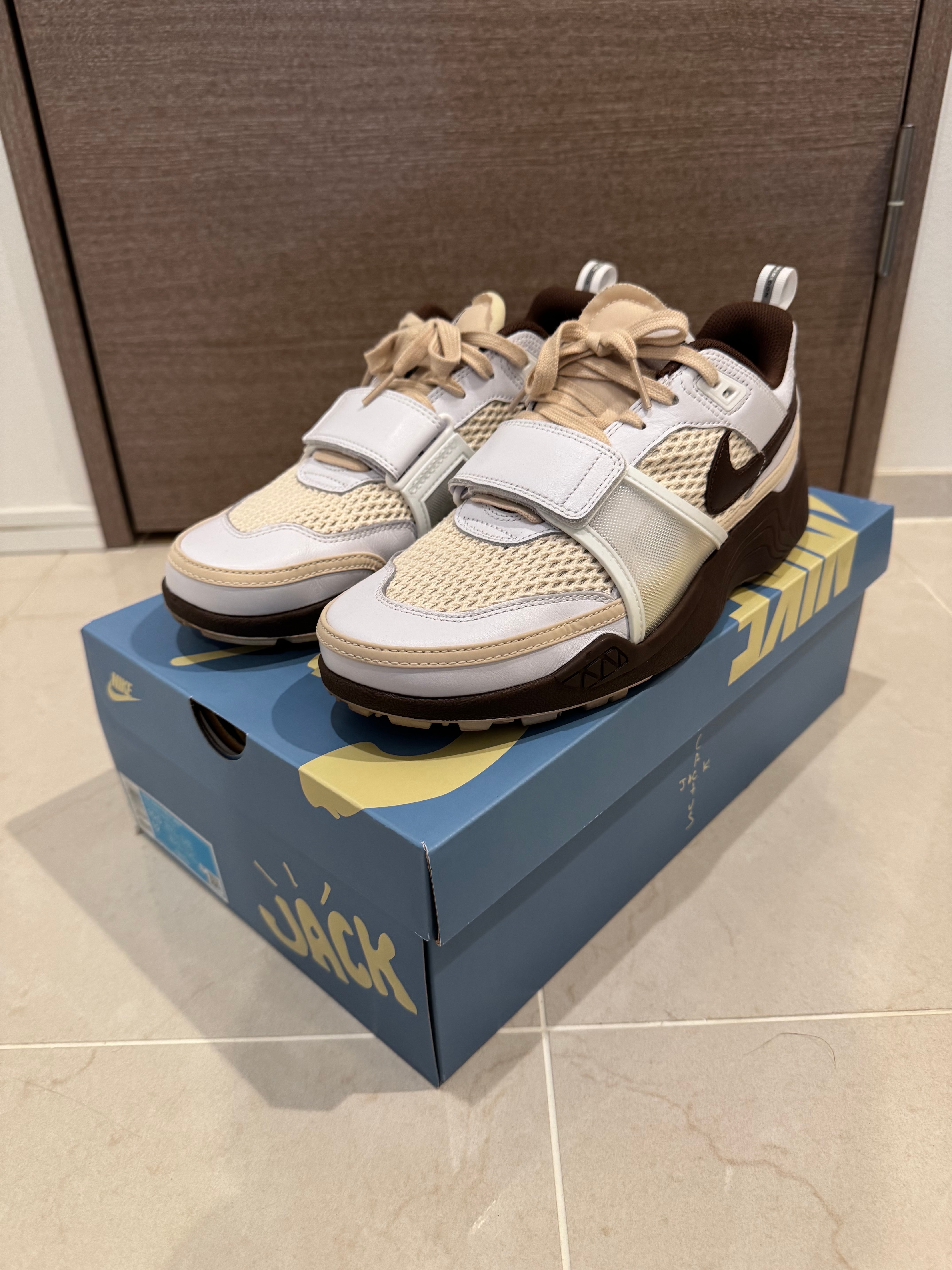 Travis Scott × Nike Zoom Field Jaxx "White and Light Chocolate"