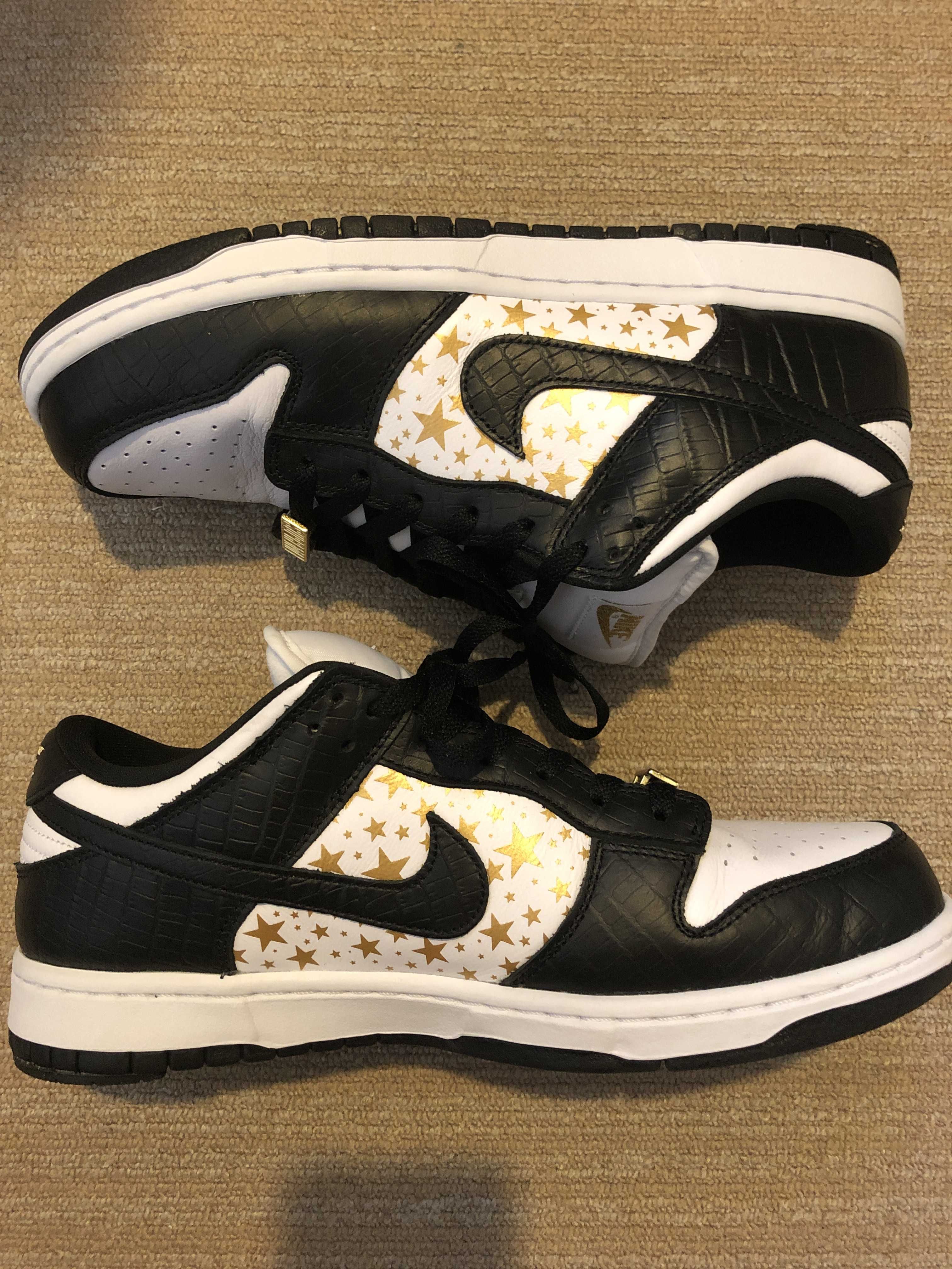 Supreme × Nike SB Dunk Low OG QS Gold Stars "White/Black"