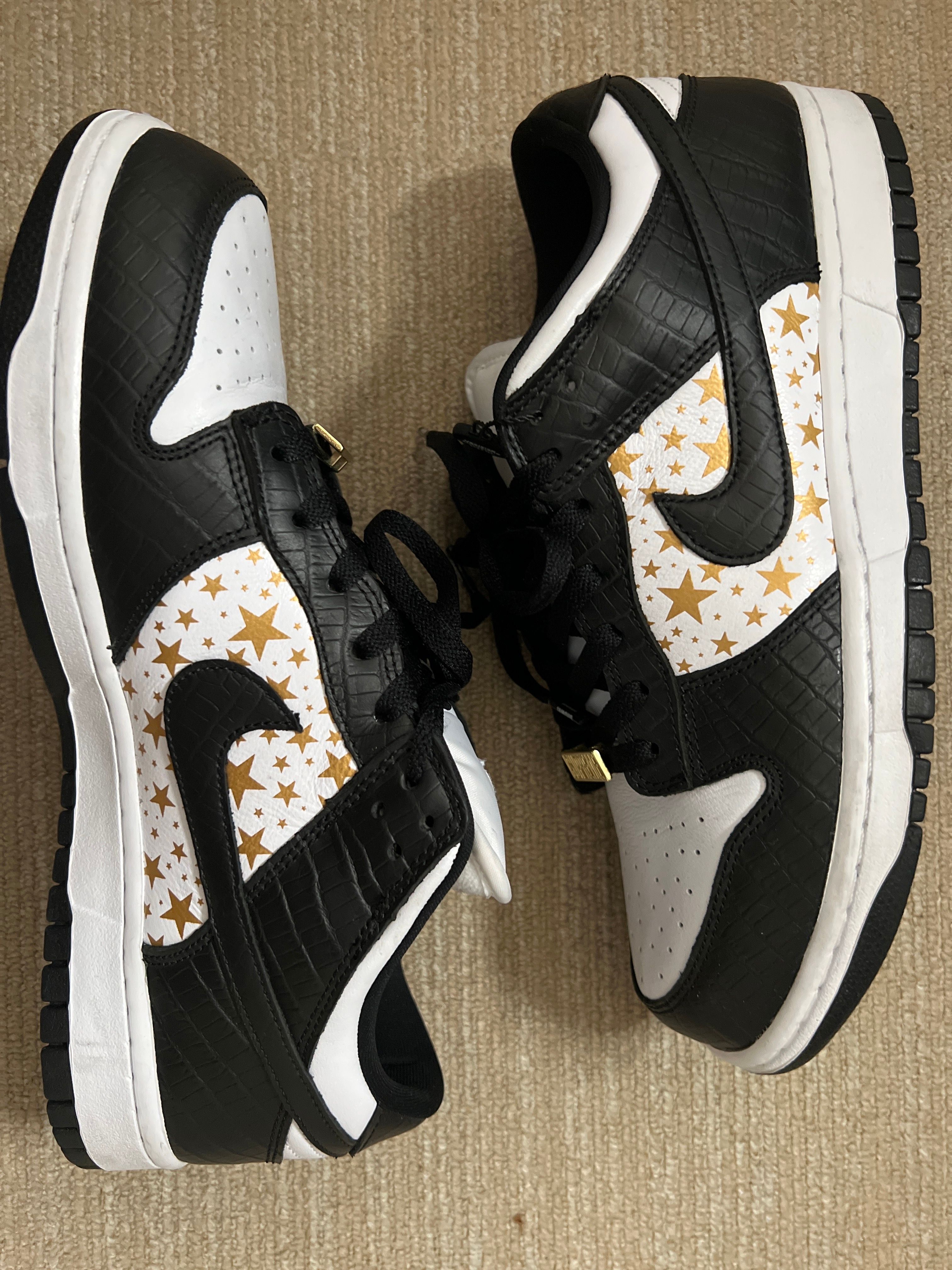 Supreme × Nike SB Dunk Low OG QS Gold Stars "White/Black"