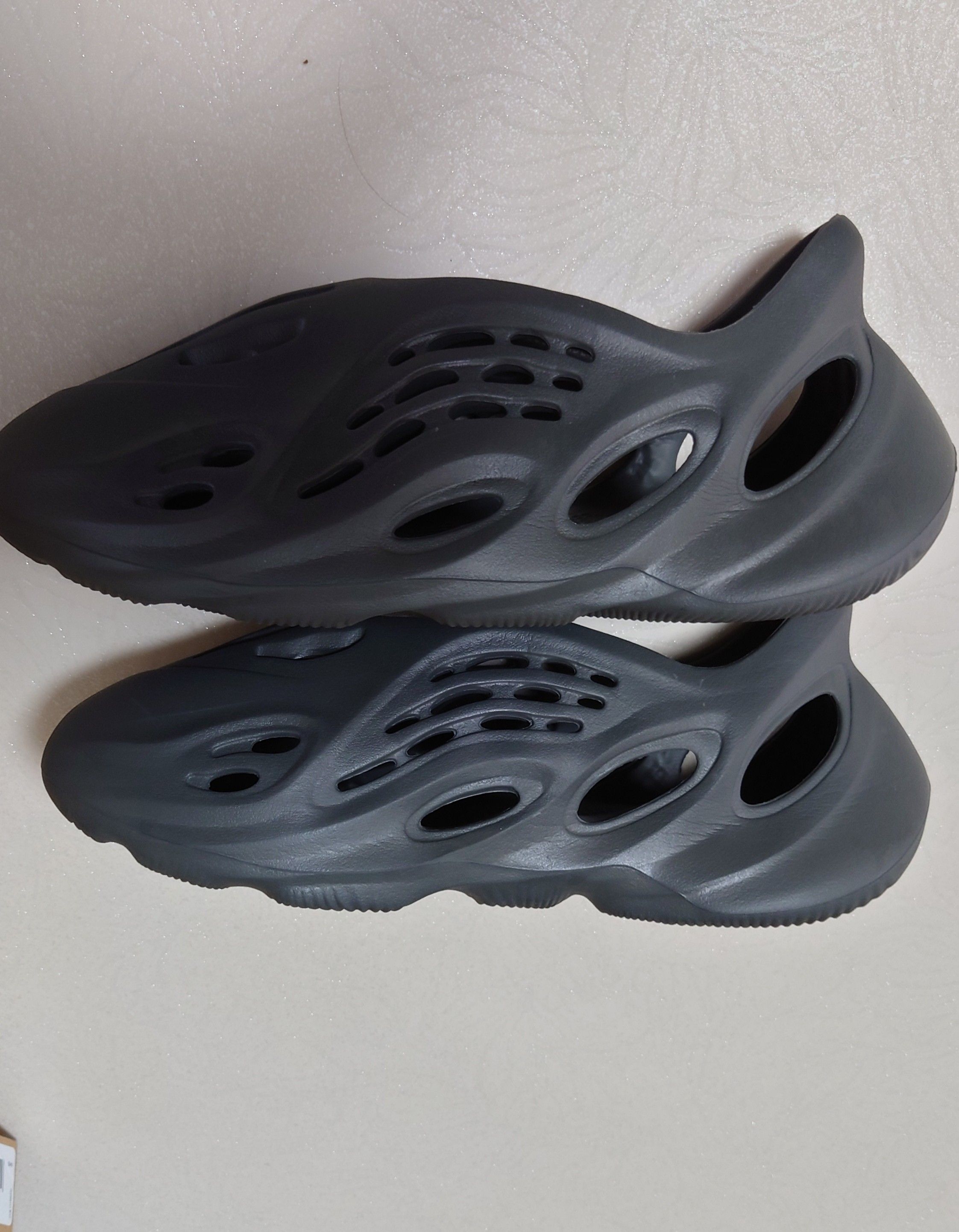 adidas YEEZY Foam Runner "Carbon"