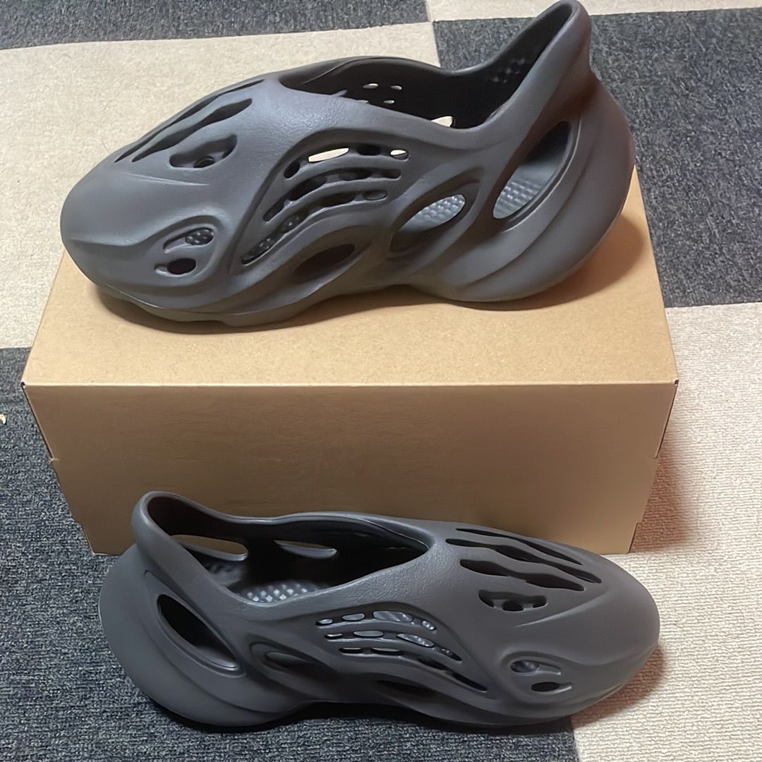 adidas YEEZY Foam Runner "Carbon"