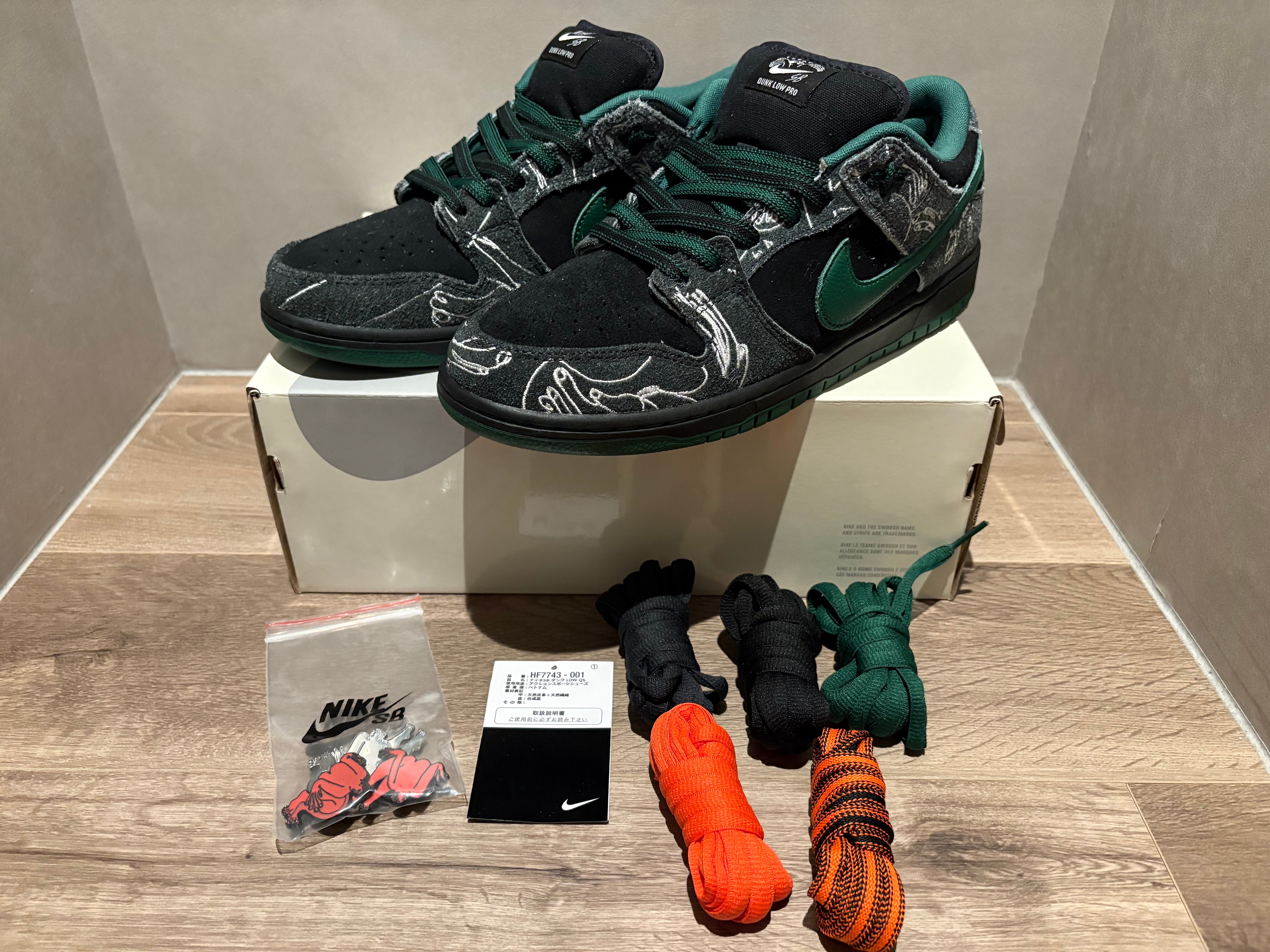 There Skateboards × Nike SB Dunk Low Pro "Anthracite and Gorge Green"