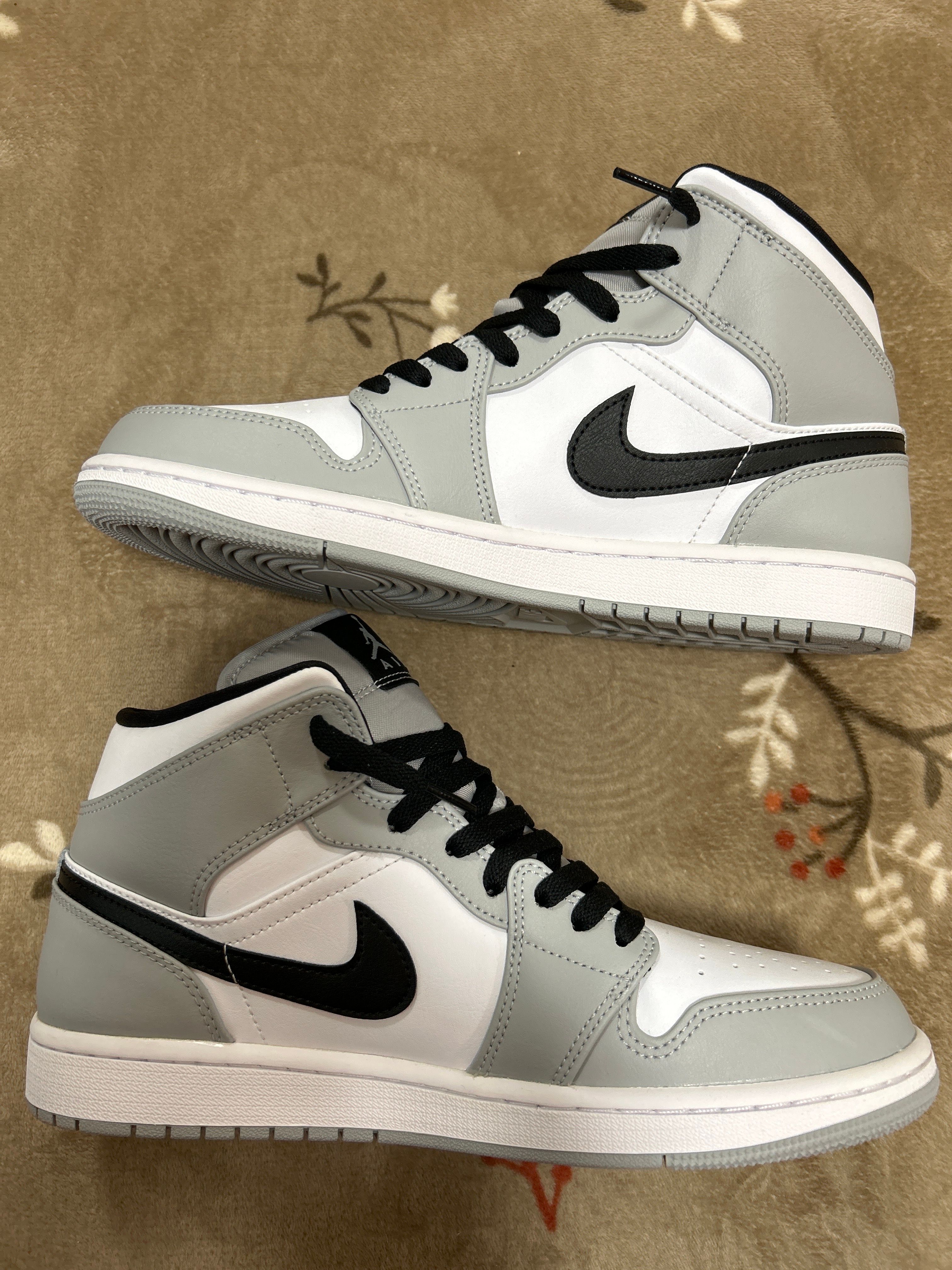 Nike Air Jordan 1 Mid "Light Smoke Grey/White/Black"