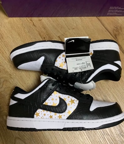 Supreme × Nike SB Dunk Low OG QS Gold Stars "White/Black"