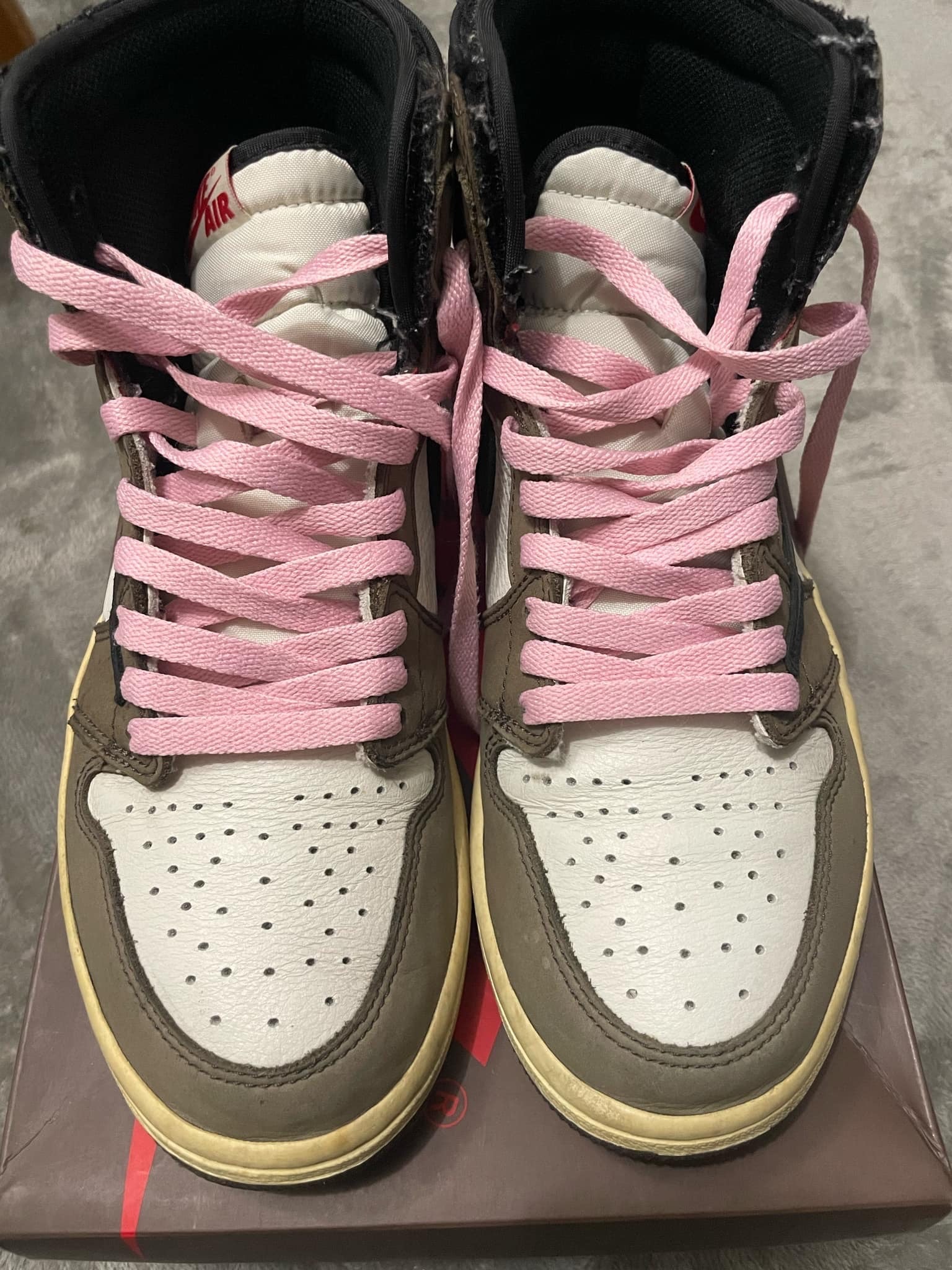 トラヴィススコット × ナイキ エアジョーダン1 レトロ ハイ OG TS SP "セイル/ダークモカ"