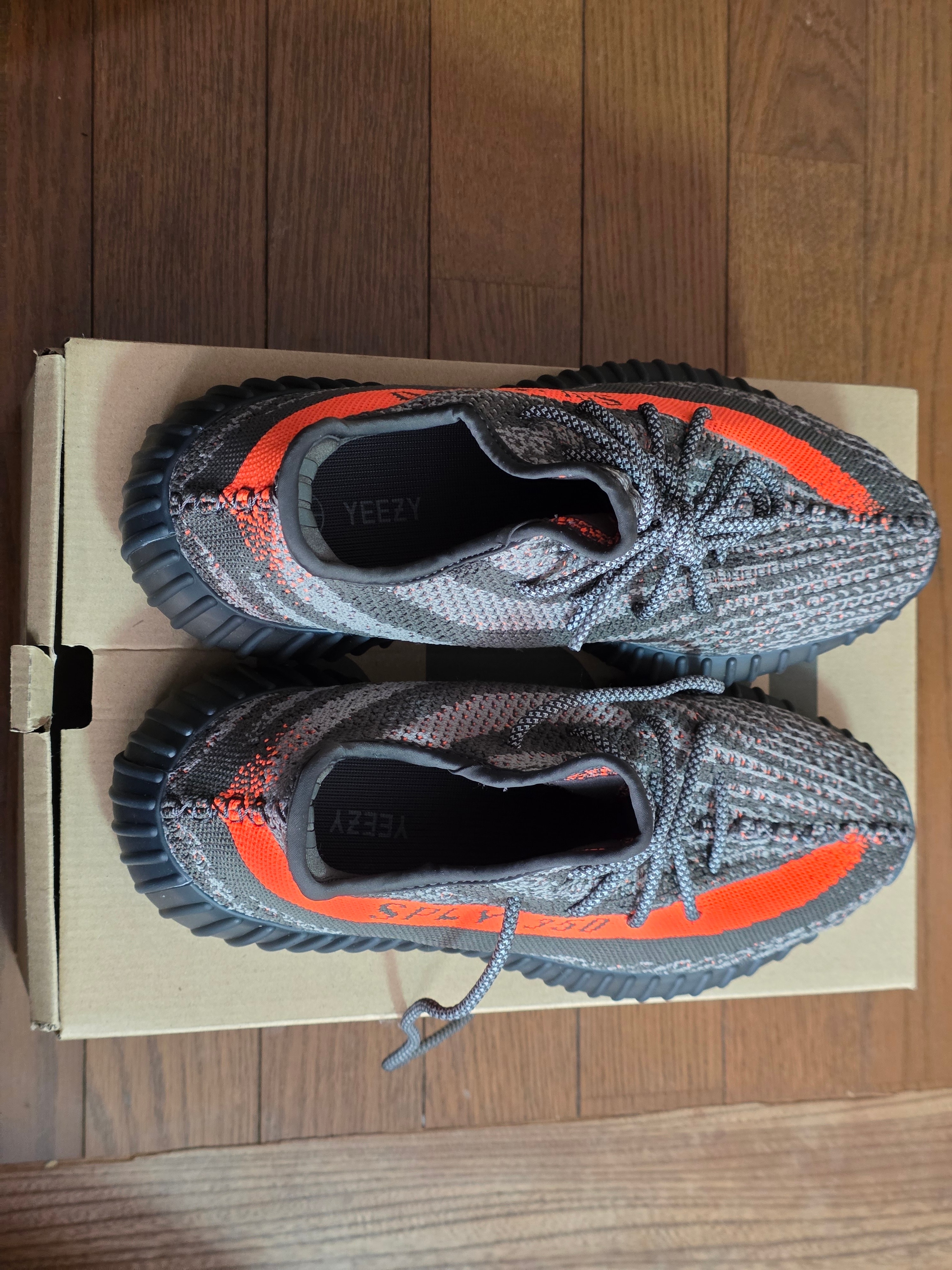 アディダス イージーブースト350V2 "カーボンベルーガ"