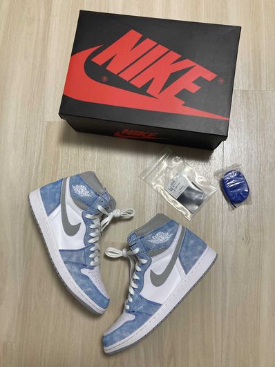 Nike Air Jordan 1 High OG "Hyper Royal"