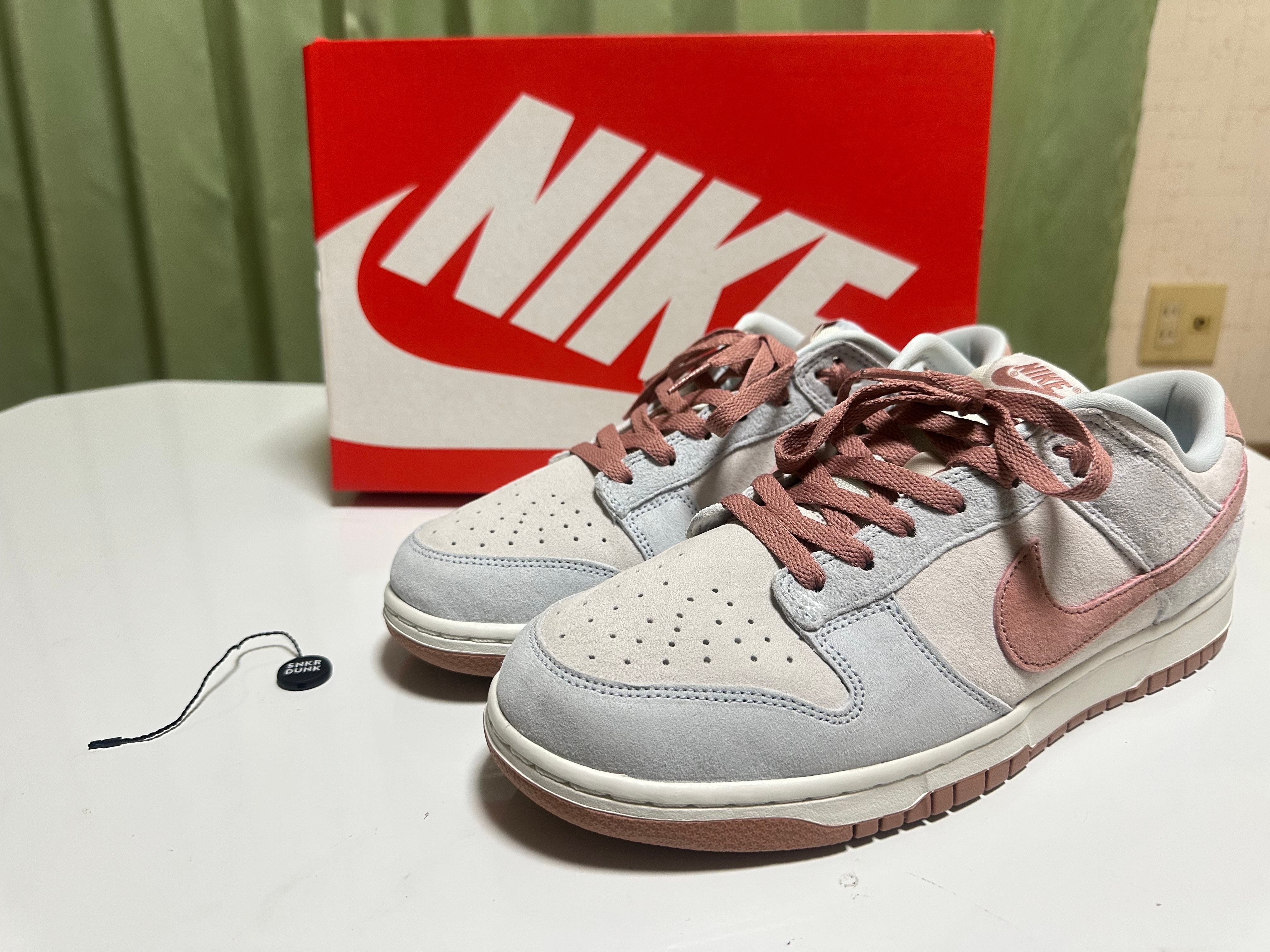 ナイキ ダンク ロー "フォッシルローズ"