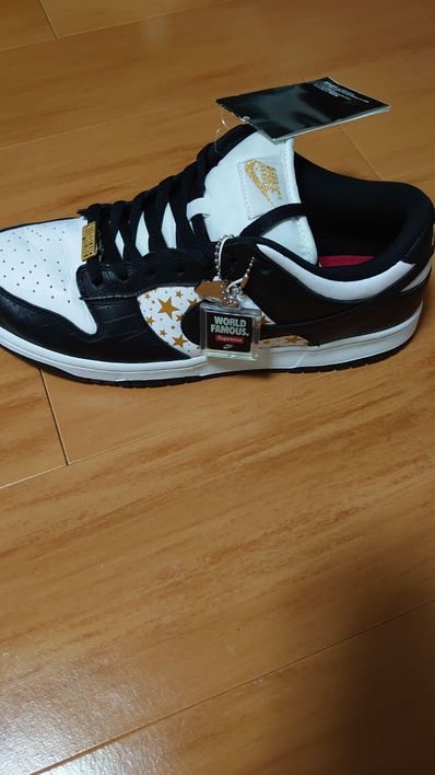Supreme × Nike SB Dunk Low OG QS Gold Stars "White/Black"