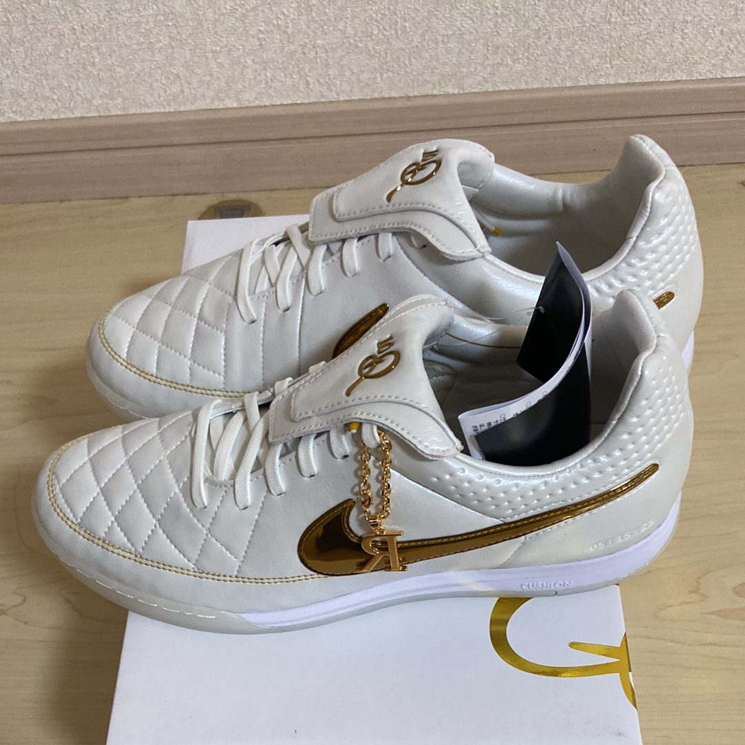 ロナウジーニョ × ナイキ ティエンポ レジェンド "タッチ オブ ゴールド"