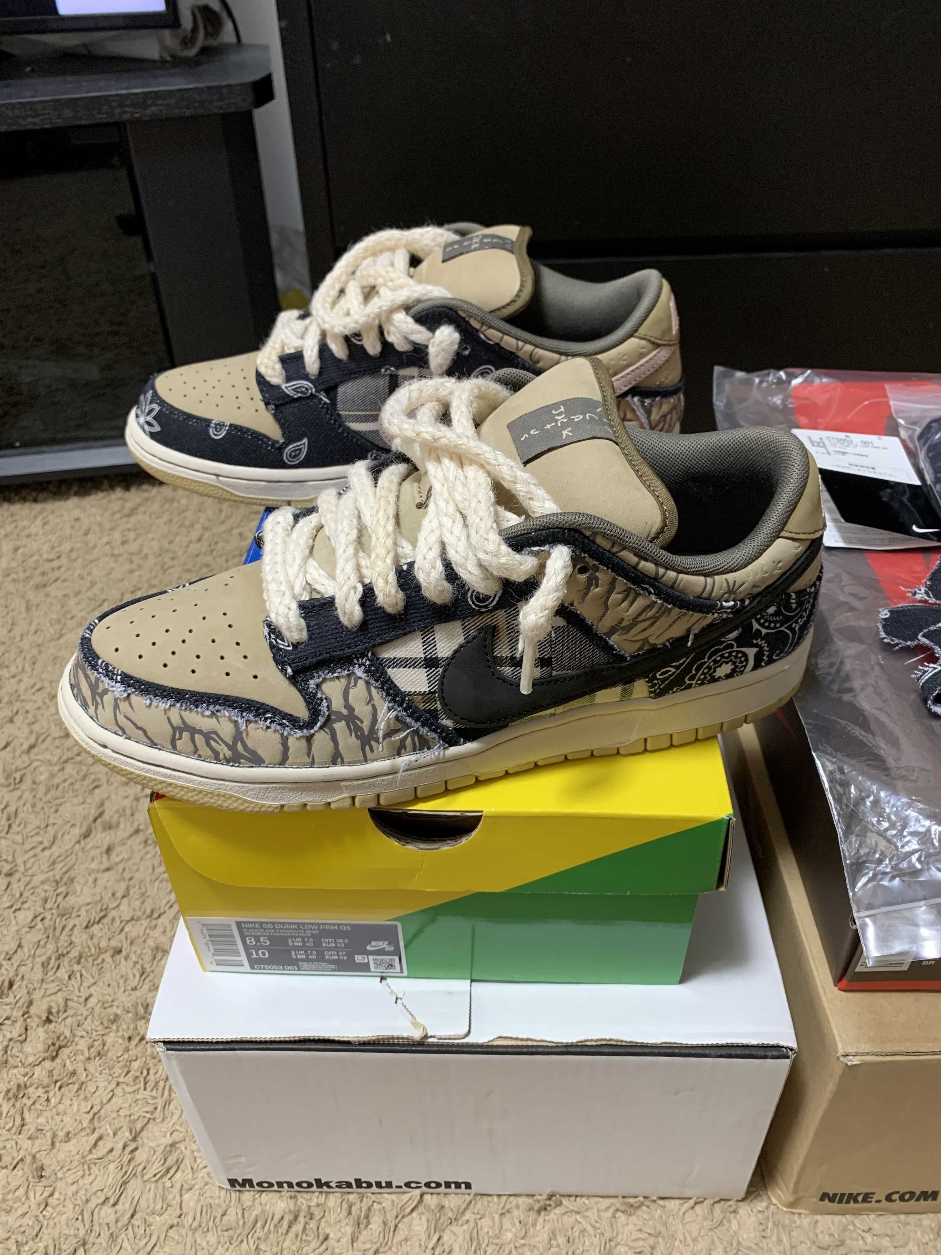 Travis Scott × Nike SB Dunk Low "Black/Parachute Beige"
