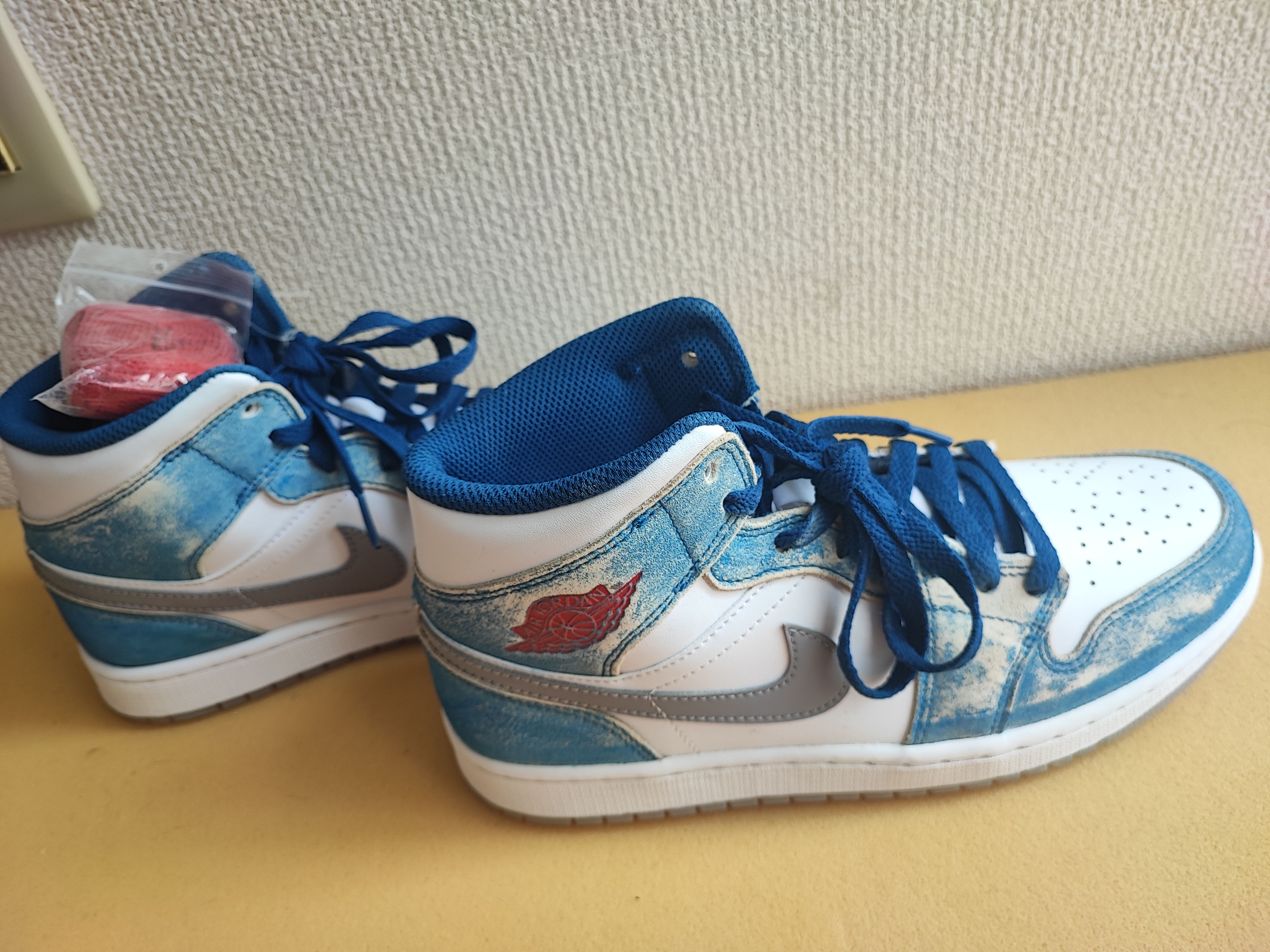 Nike Air Jordan 1 Mid SE "White/Hyper Royal/Red"