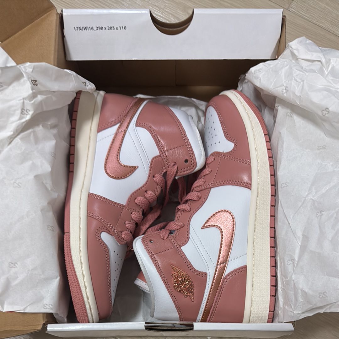 Nike Women's Air Jordan 1 Mid SE "Red Stardust"