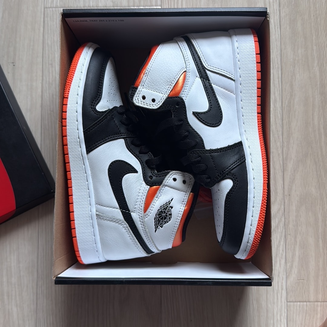 Nike GS Air Jordan 1 Retro High OG "Electro Orange"