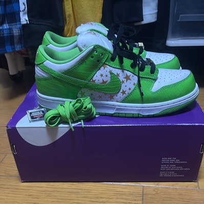 Supreme × Nike SB Dunk Low OG QS Gold Stars "White/Mean Green"